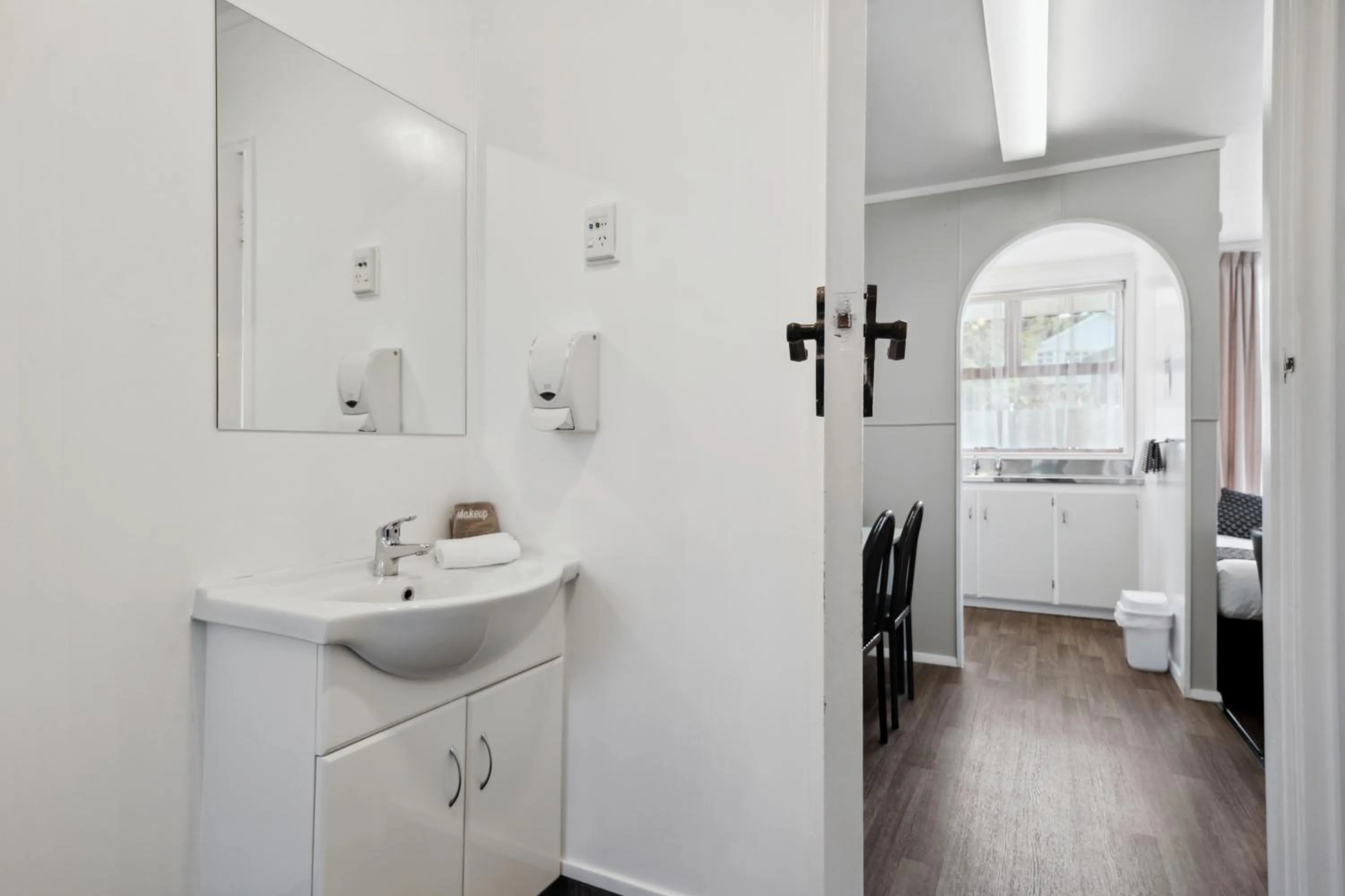 Bathroom in Flamingo Motel