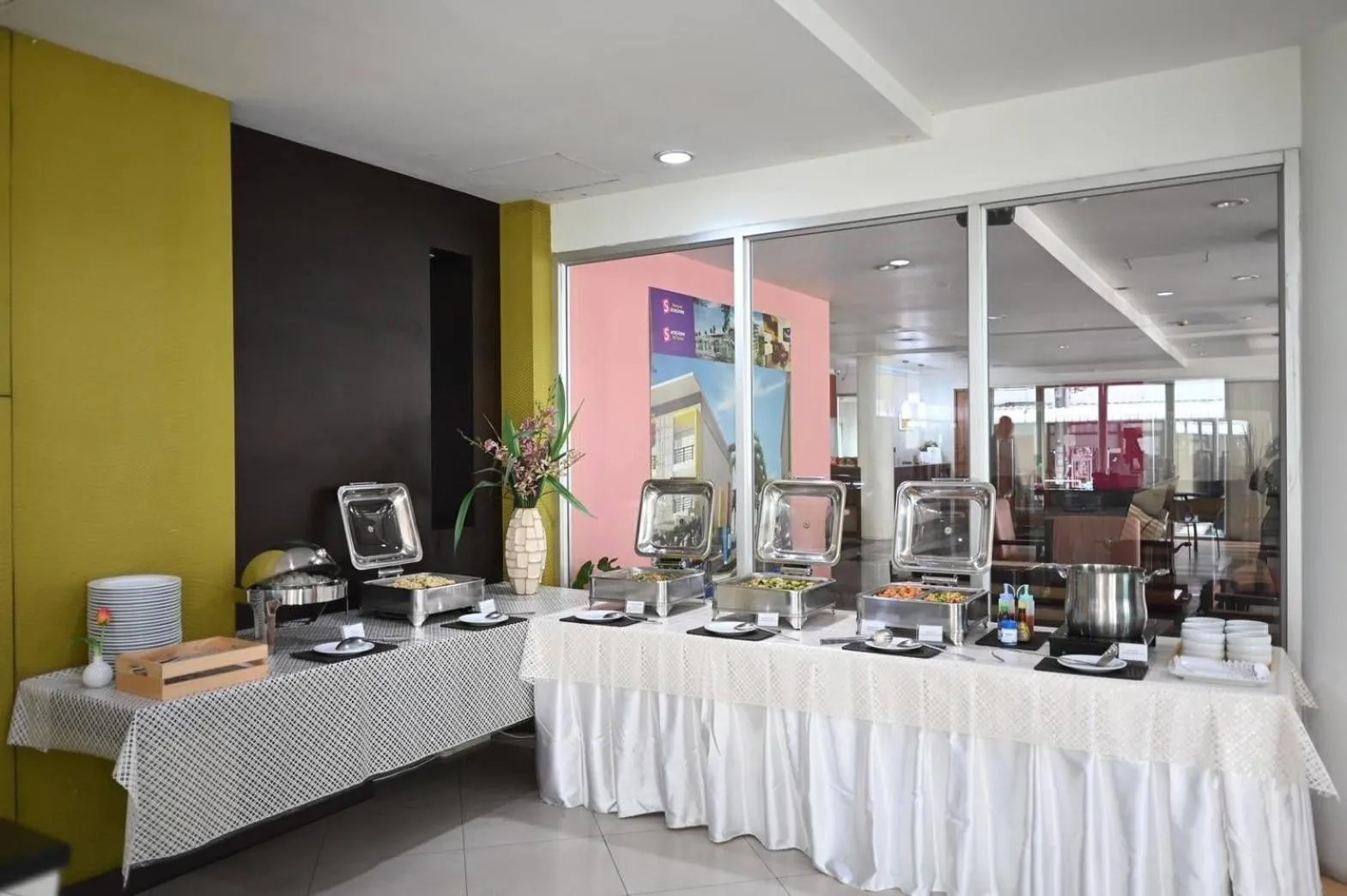 Restaurant/places to eat in Mansion Sarasinee @ Chatuchak