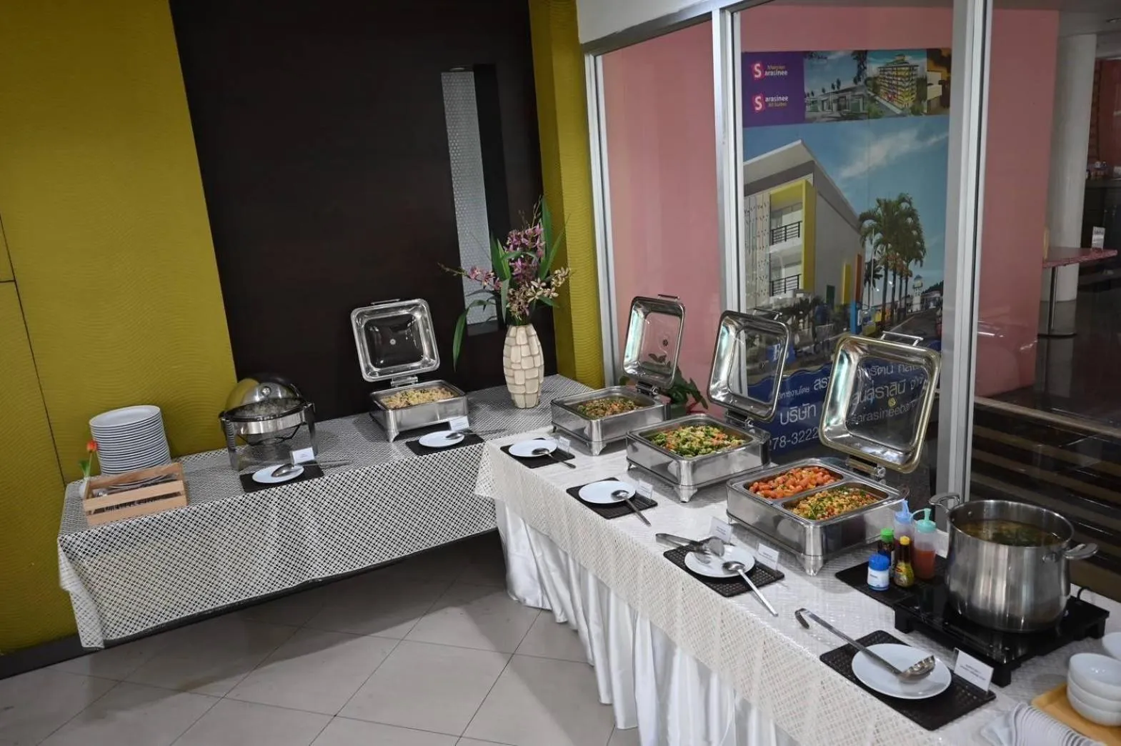 Restaurant/places to eat in Mansion Sarasinee @ Chatuchak