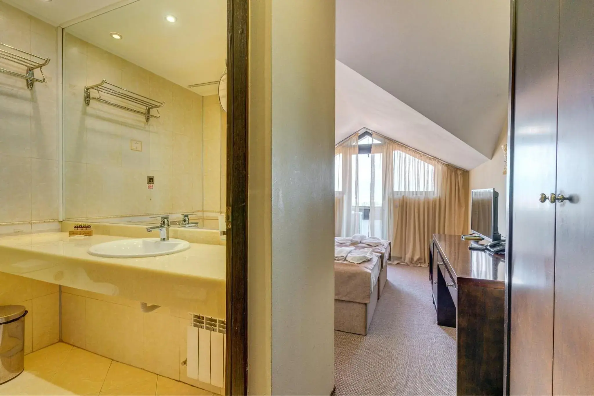 Budget Double Room in Hotel Bansko SPA & Holidays - Free Parking Budget Double Room in Hotel Bansko SPA & Holidays - Free Parking