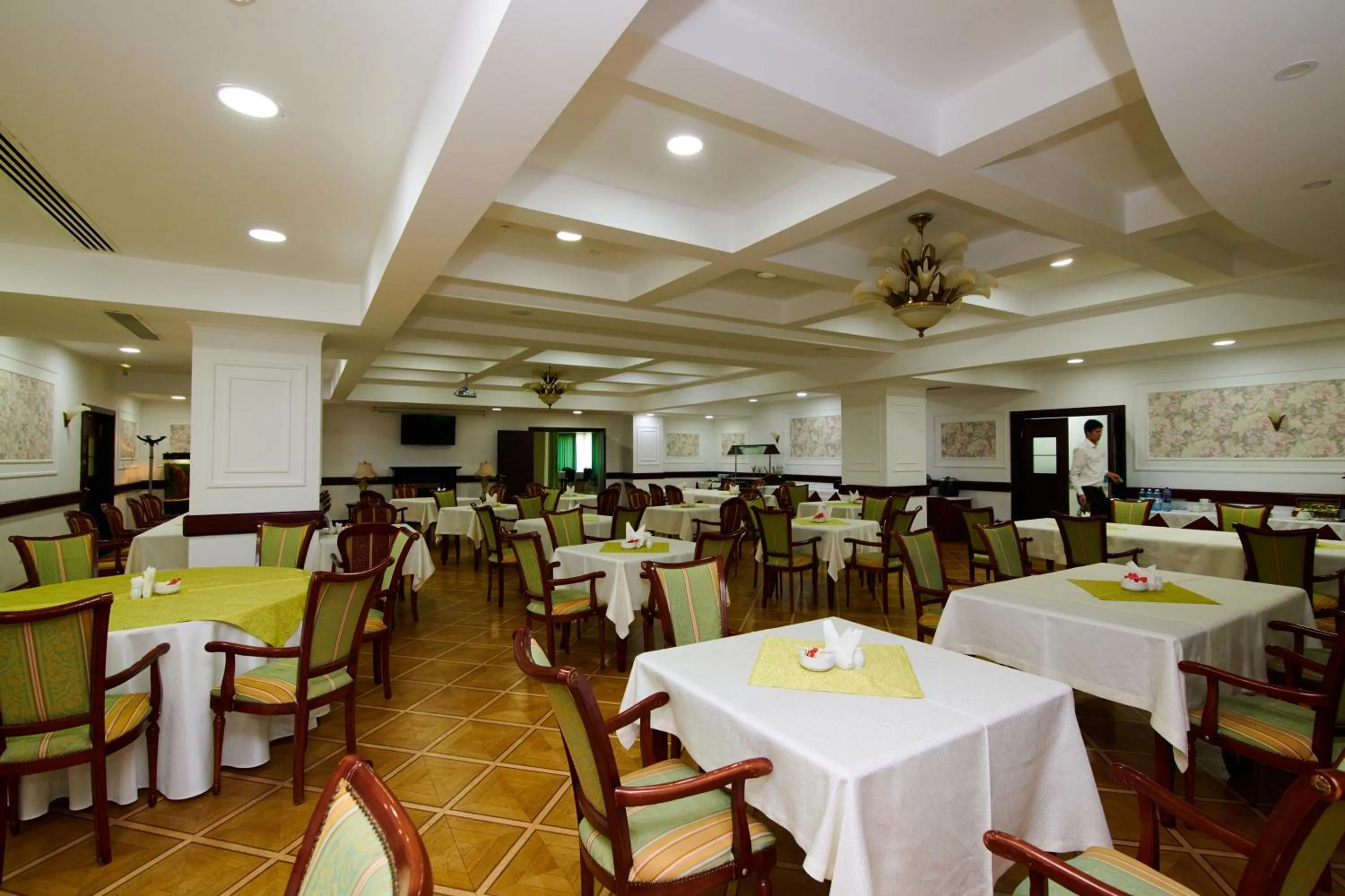 Restaurant/places to eat in Grand Hotel Victory