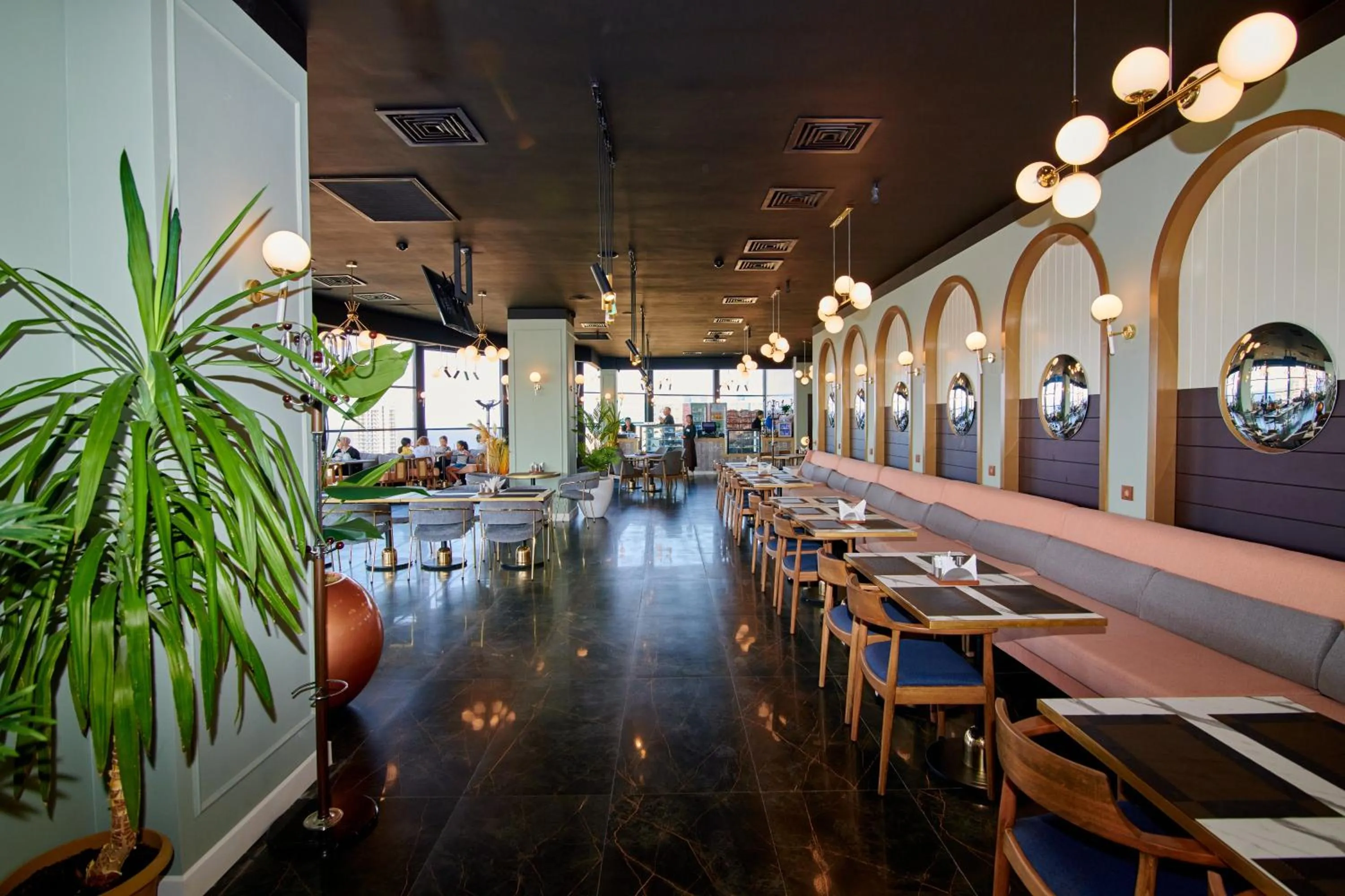 Restaurant/places to eat in Grand Hotel Victory