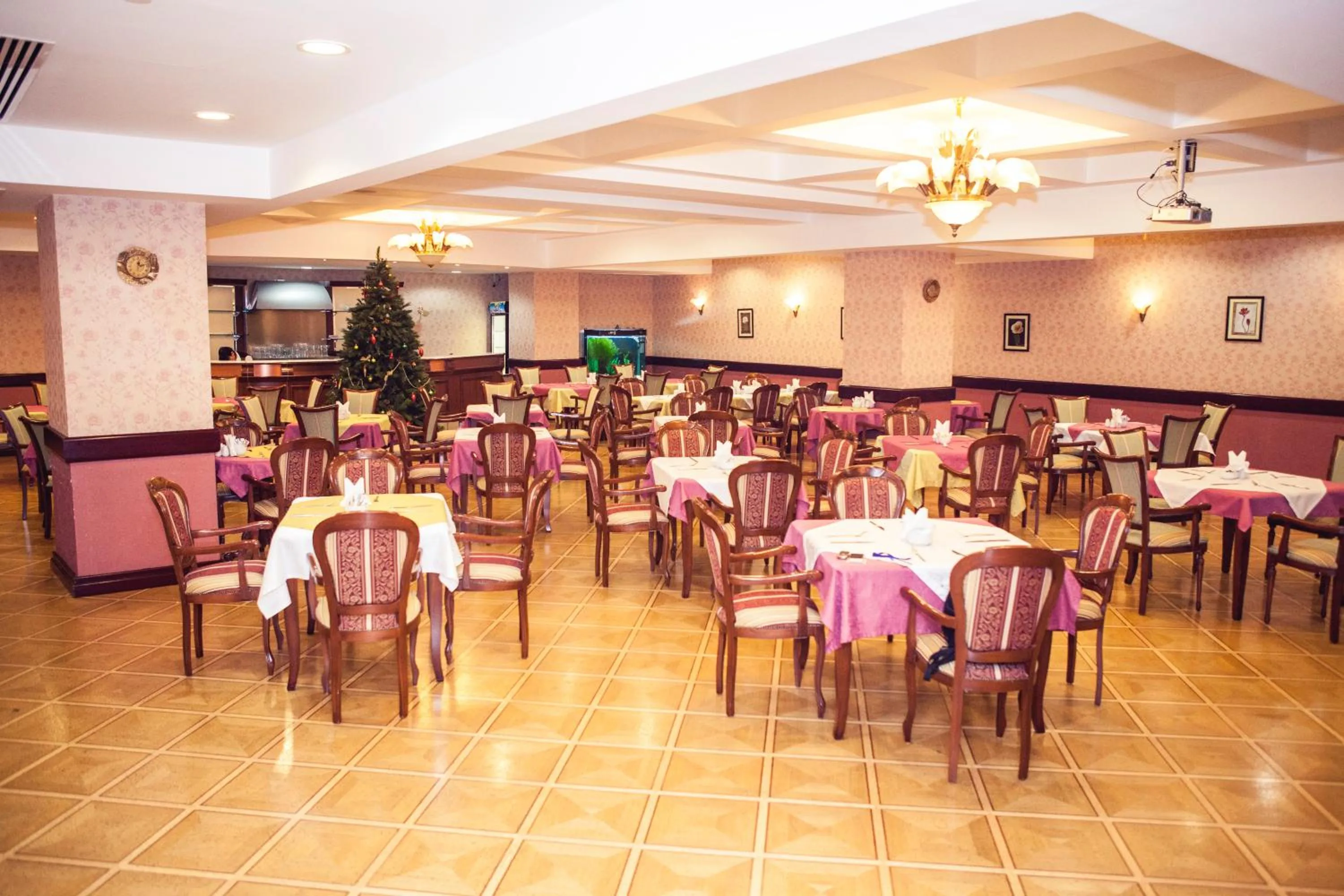 Restaurant/places to eat in Grand Hotel Victory