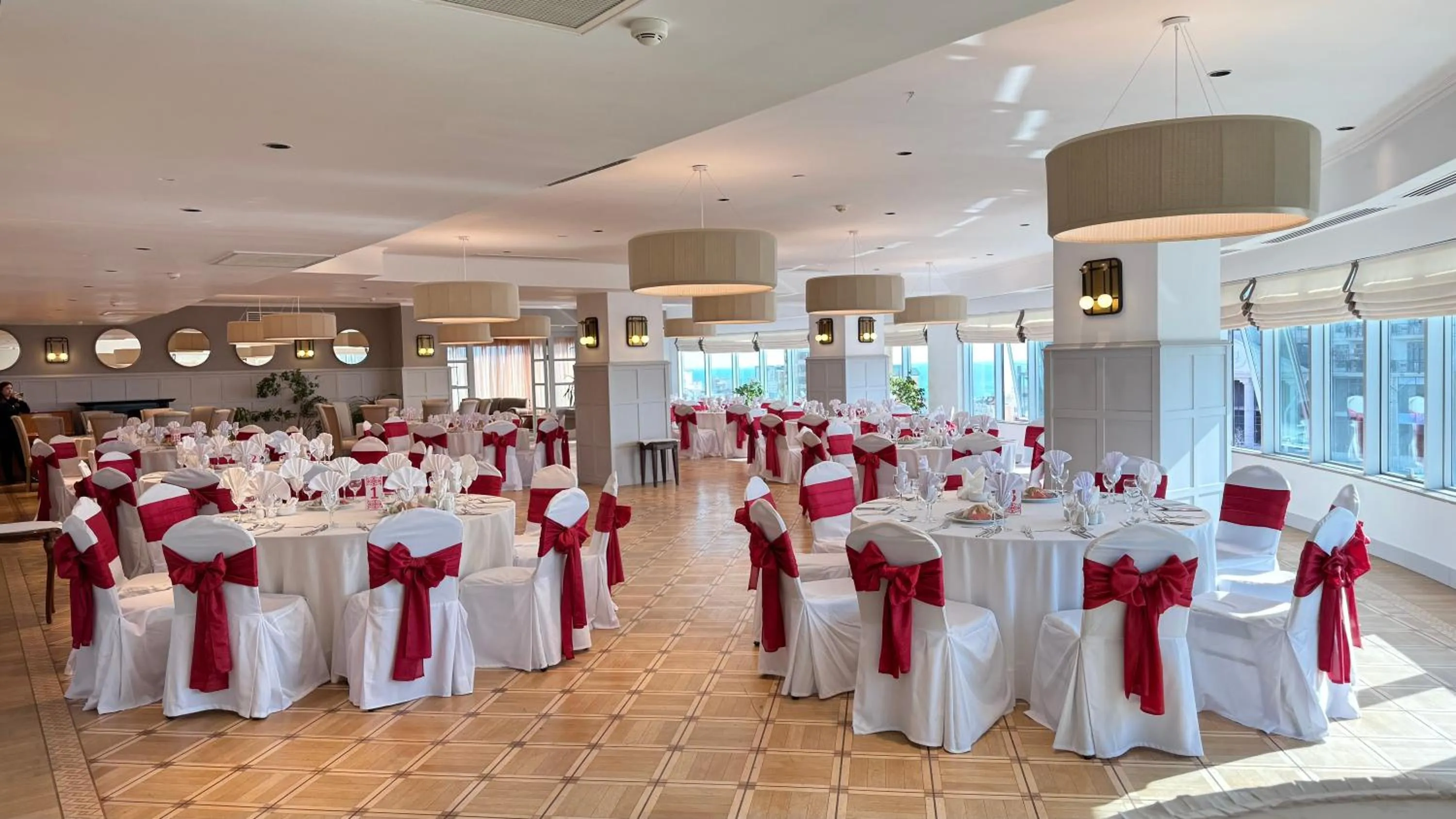 Restaurant/places to eat in Grand Hotel Victory