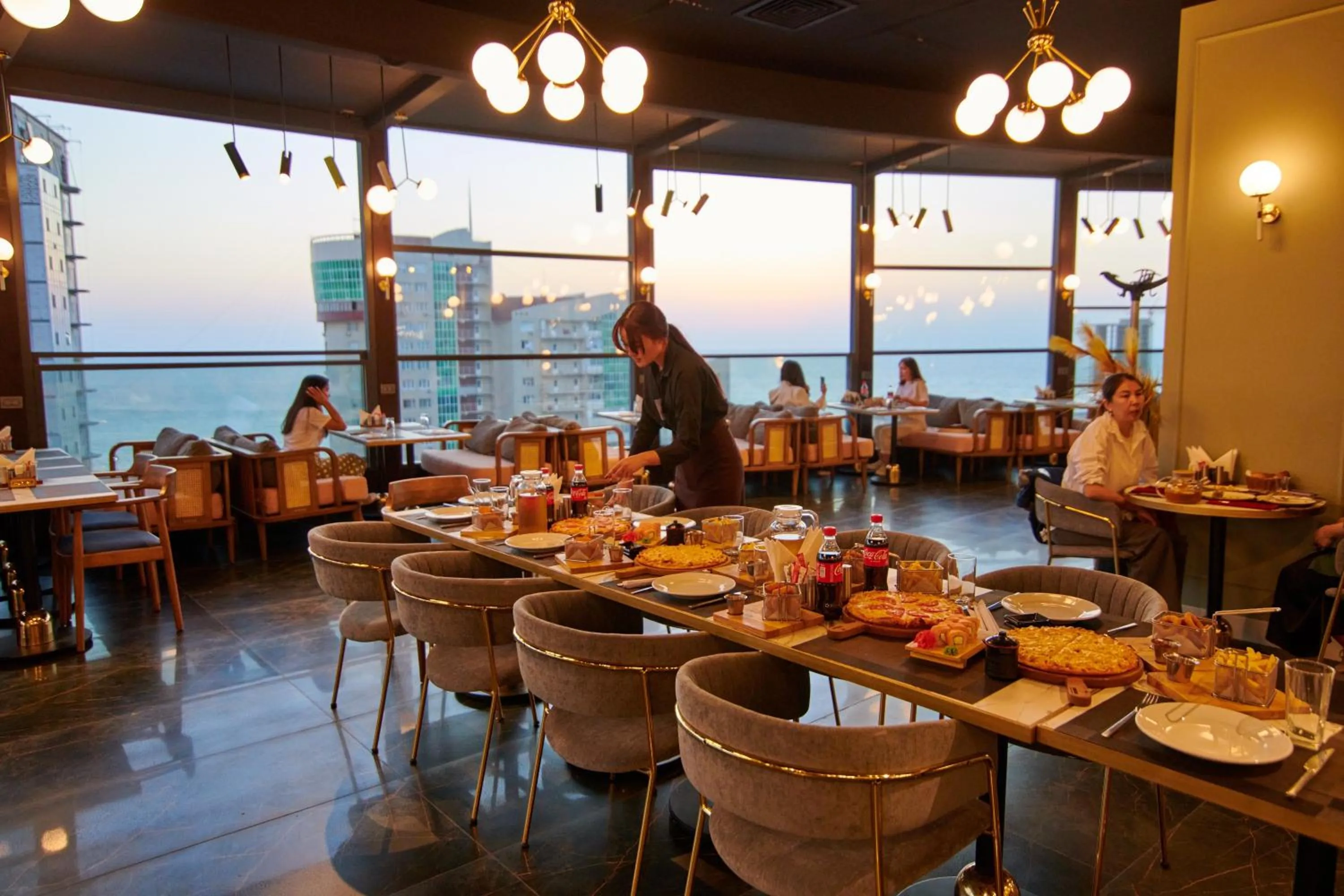 Restaurant/places to eat in Grand Hotel Victory