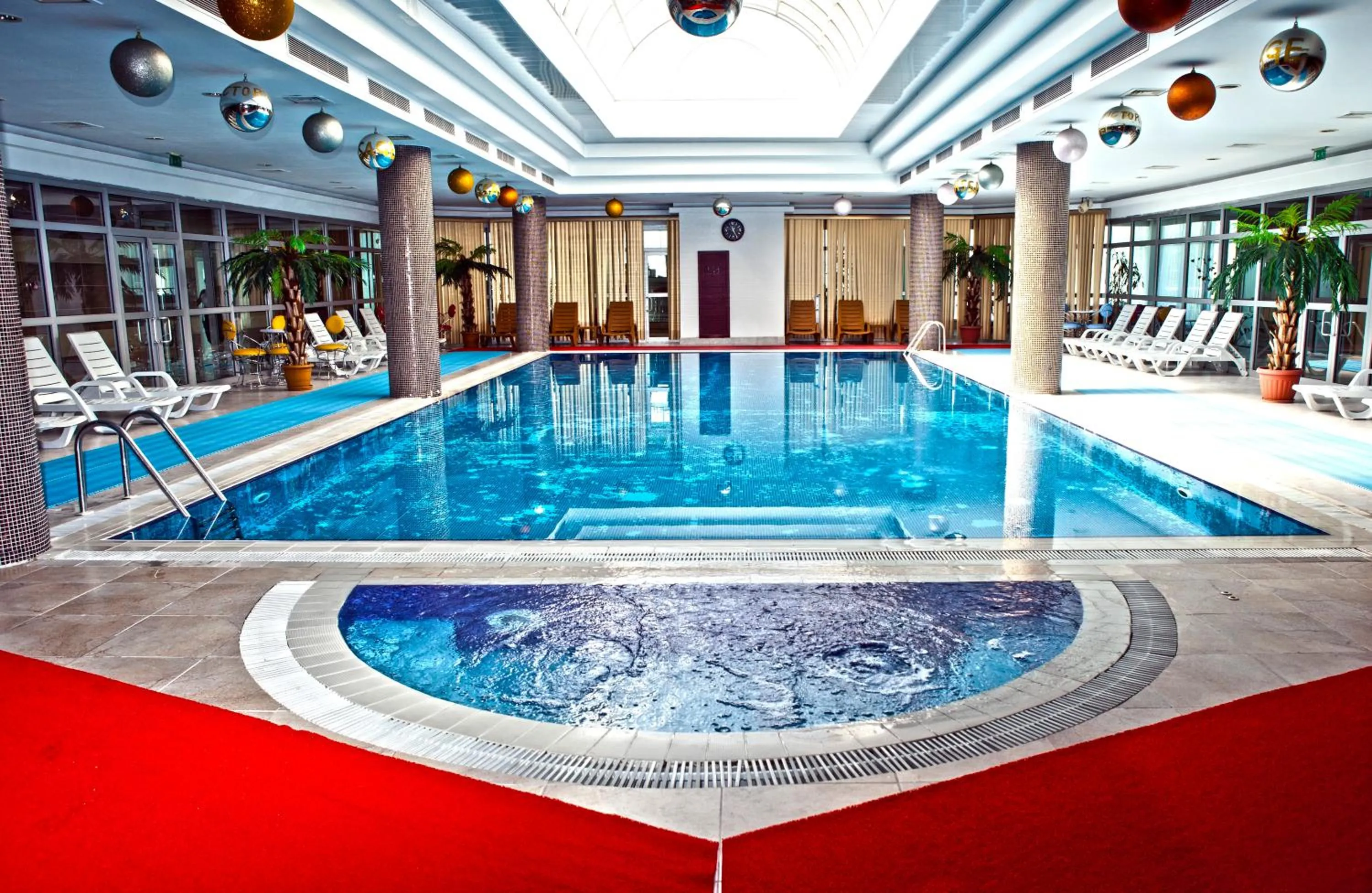 Swimming pool in Grand Hotel Victory