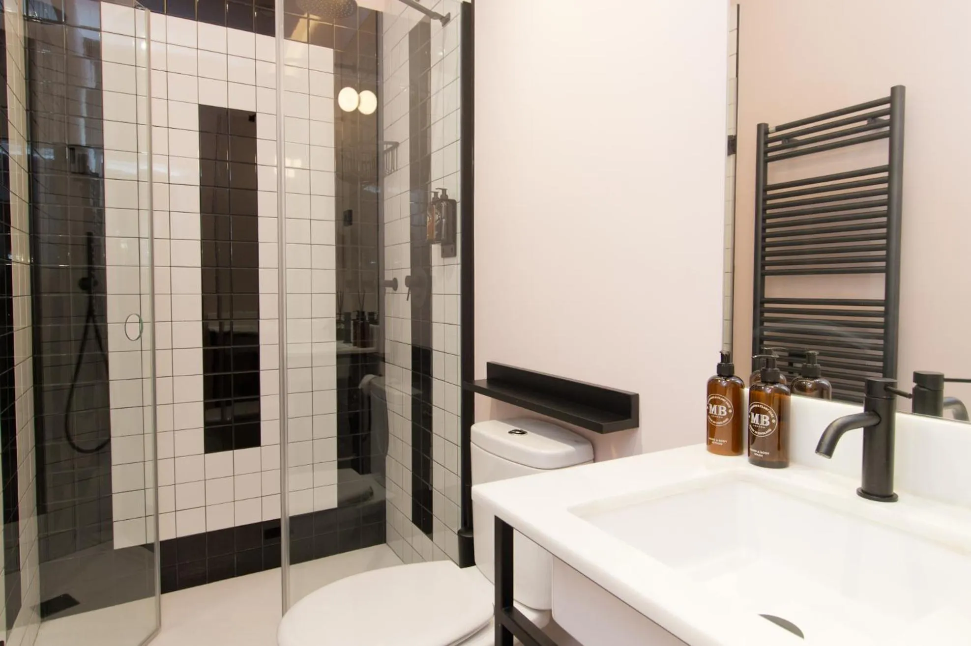 Shower in Amor de Dios 17 Boutique Apartments