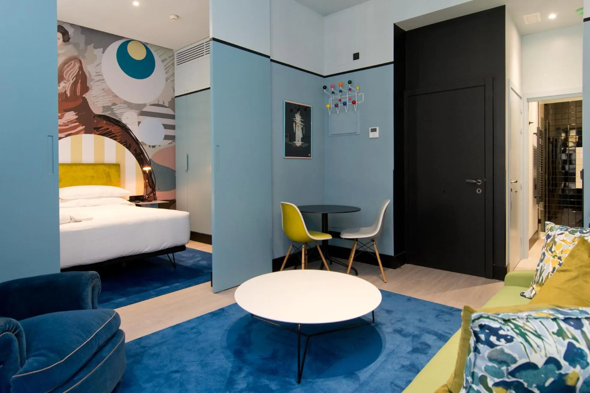 Shower, Bed in Amor de Dios 17 Boutique Apartments