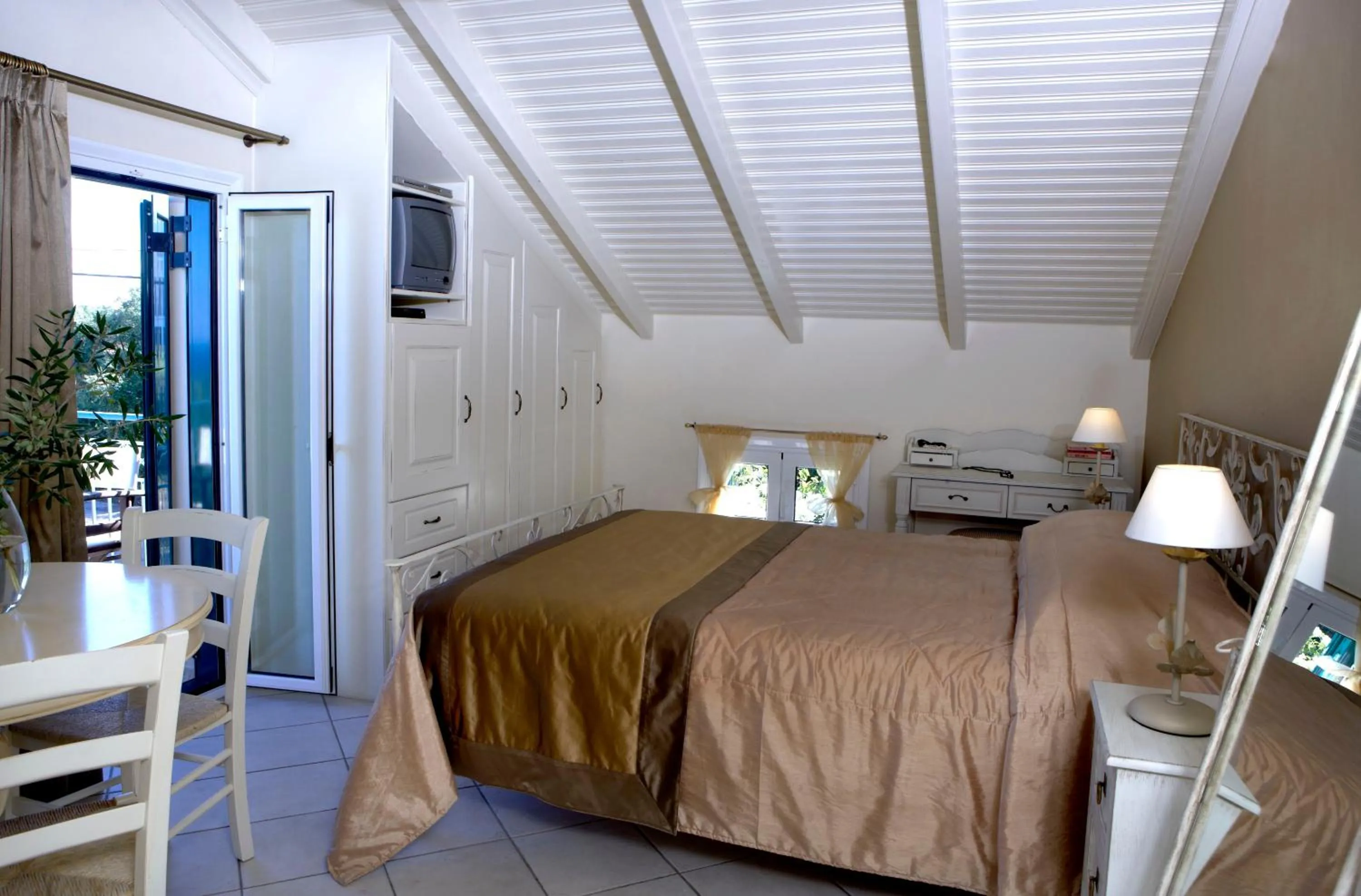 Balcony/Terrace, Bed in Dafnoudi Hotel Apartments