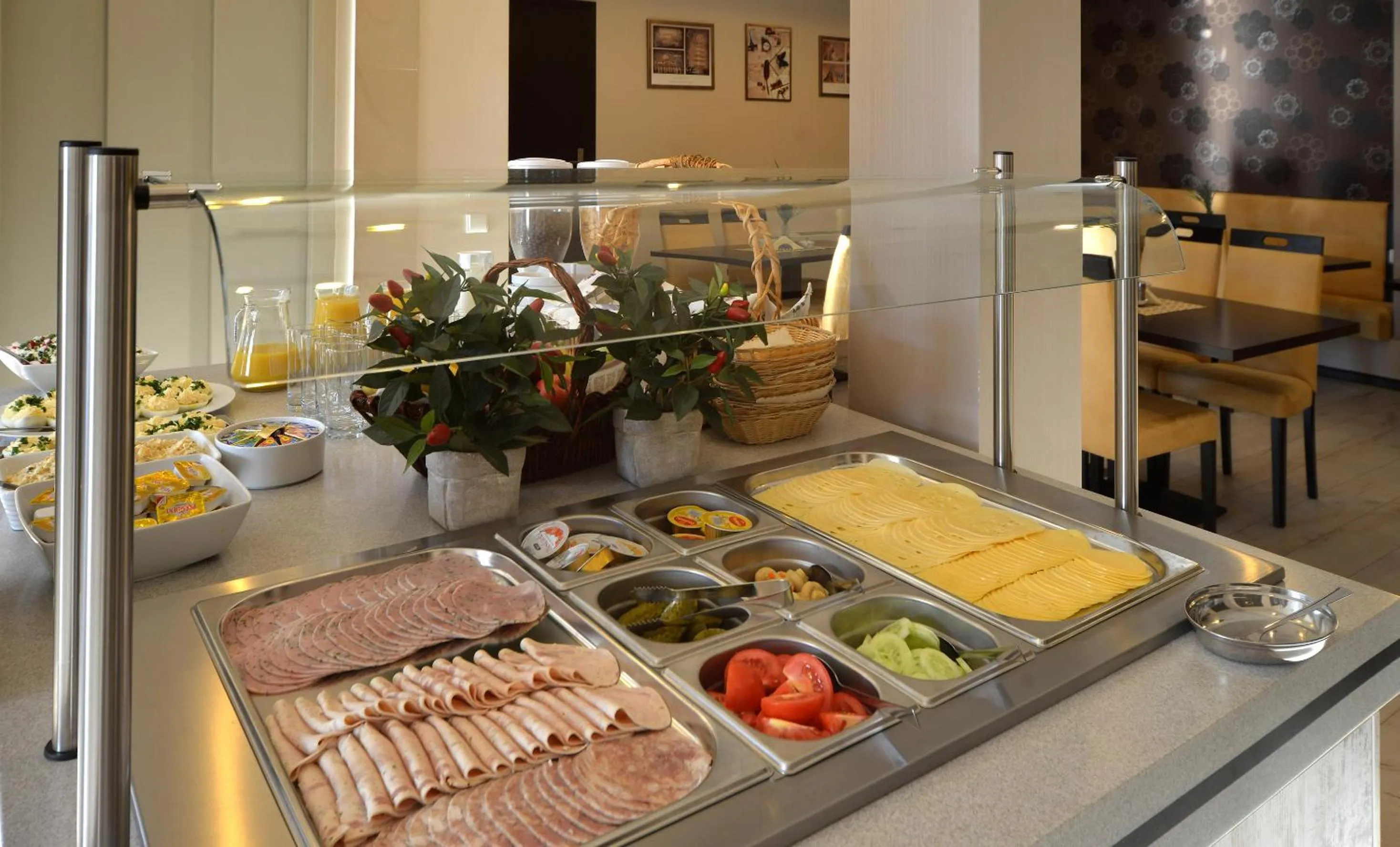 Buffet breakfast in WILLA PETRUS - CENTRUM BALKONY WINDA ŚNIADANIA RELAKS I WYGODa