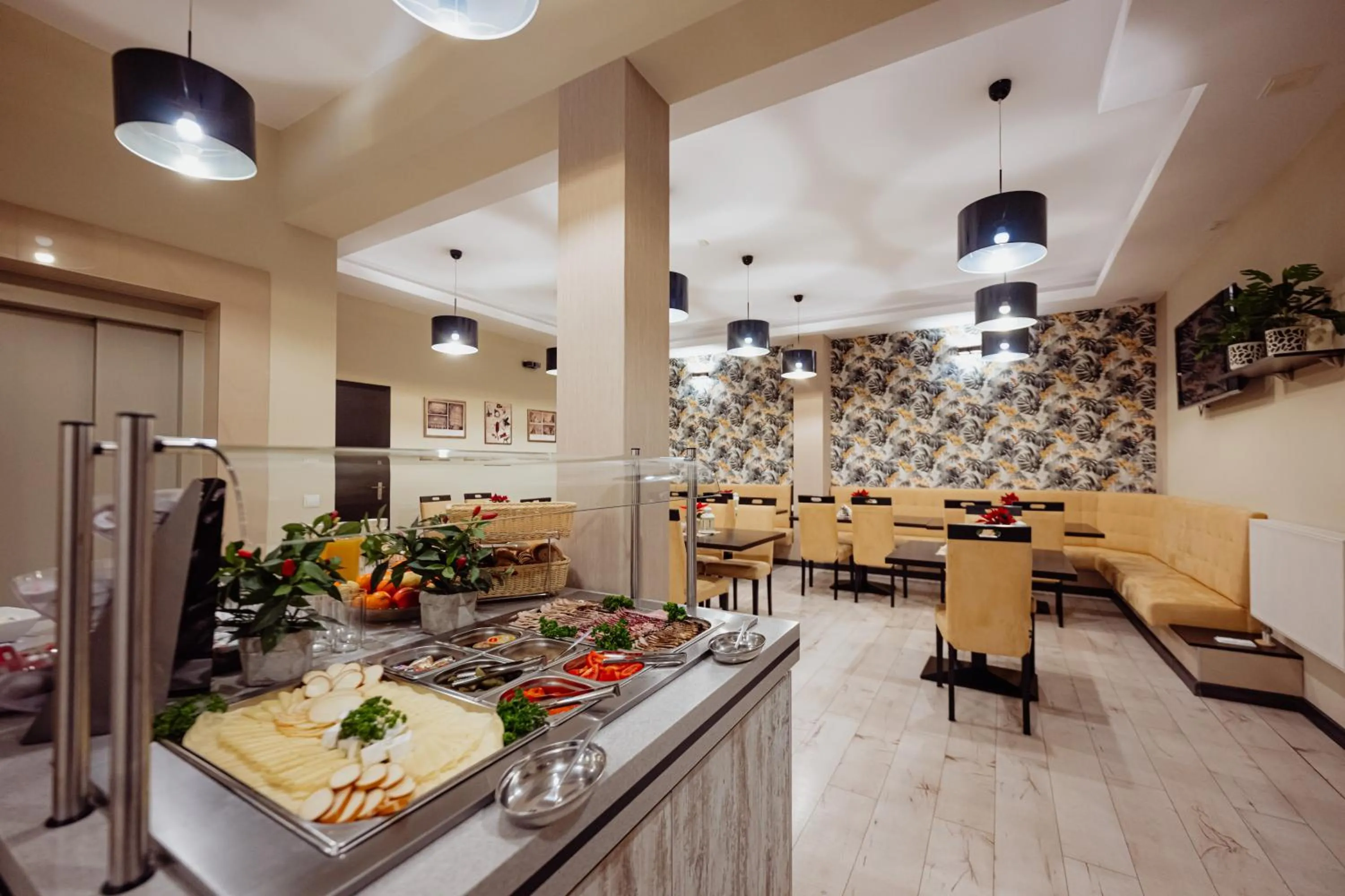 Buffet breakfast in WILLA PETRUS - CENTRUM BALKONY WINDA ŚNIADANIA RELAKS I WYGODa