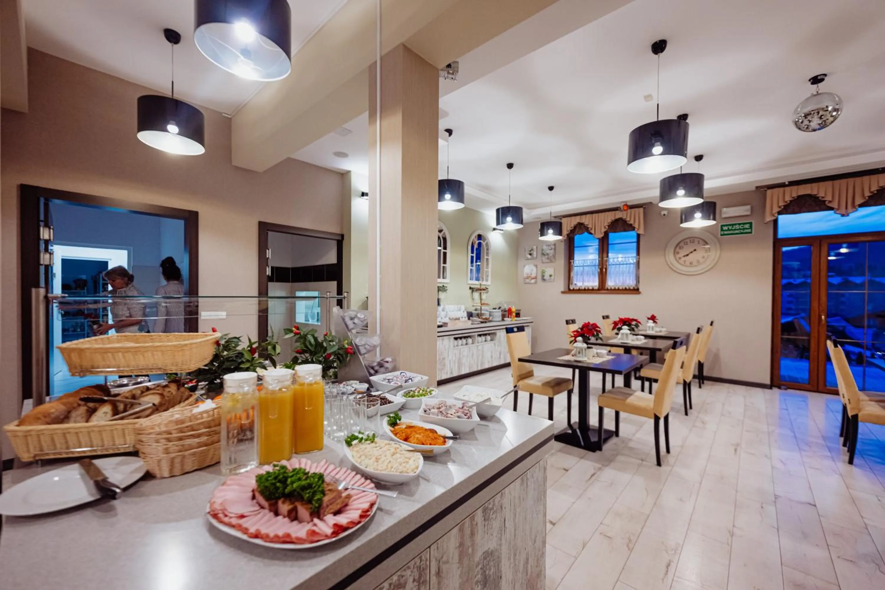 Buffet breakfast in WILLA PETRUS - CENTRUM BALKONY WINDA ŚNIADANIA RELAKS I WYGODa