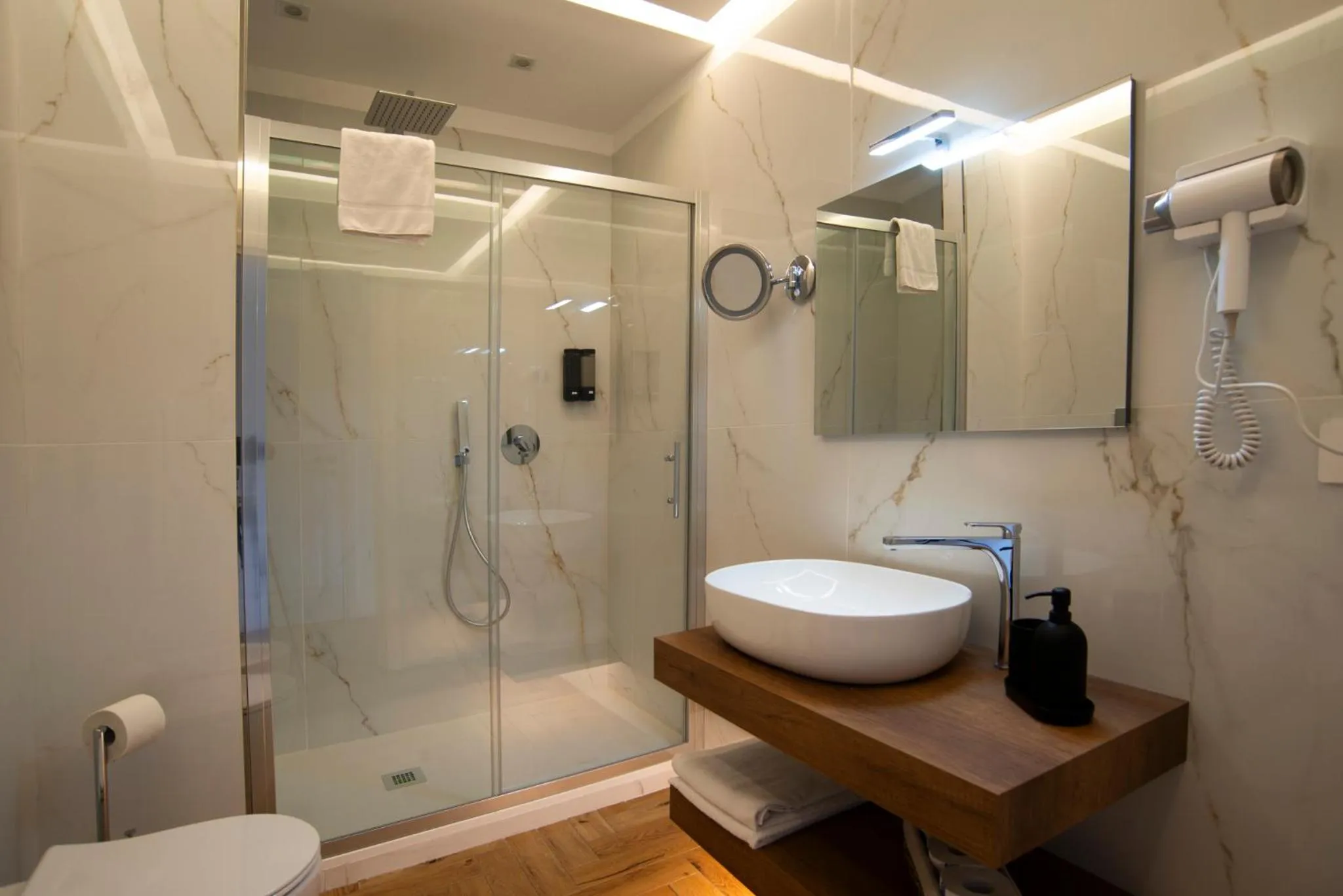 Shower in The Five Rooms Napoli