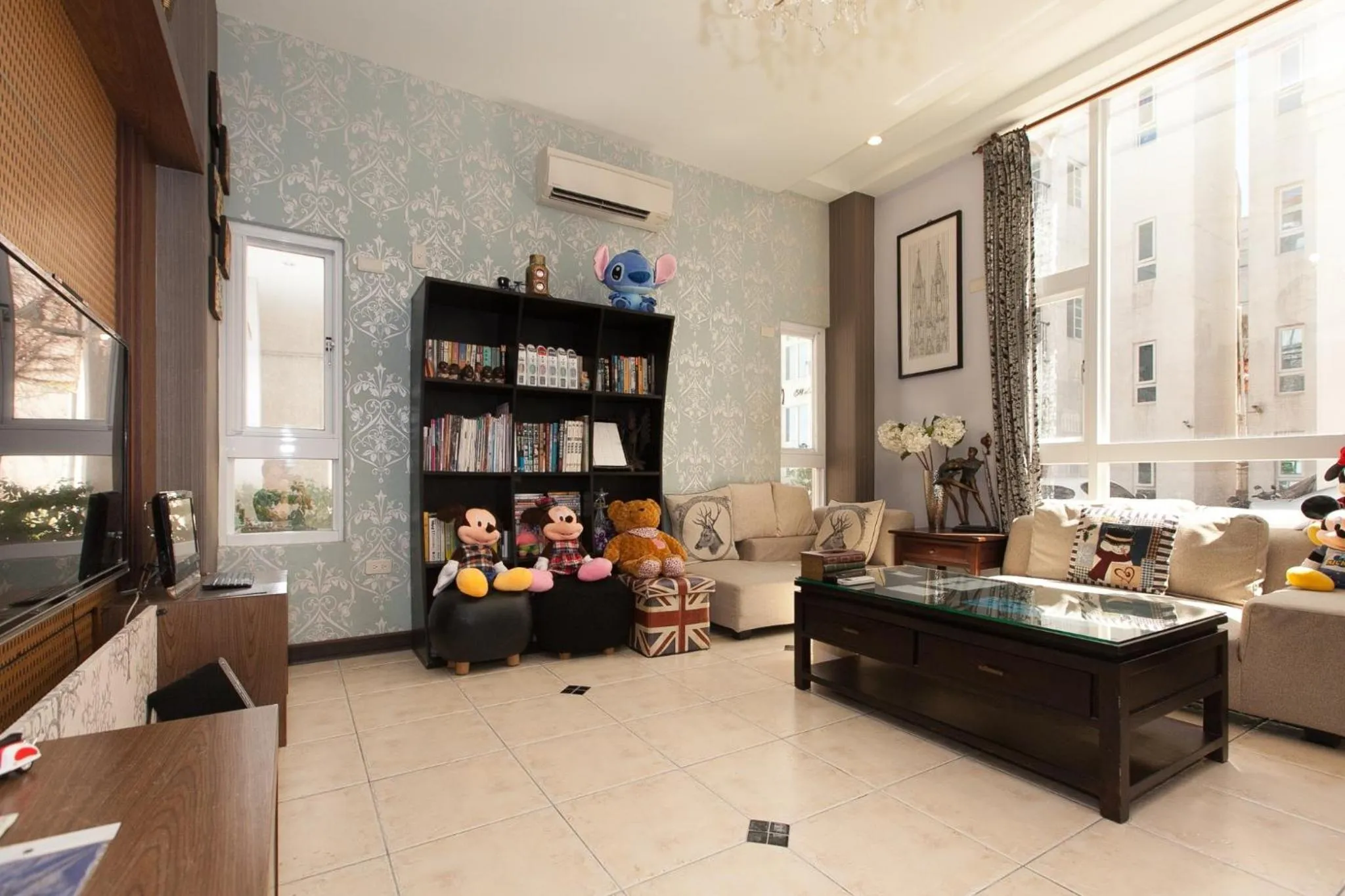 Communal lounge/ TV room in White Cotton Candy Homestay