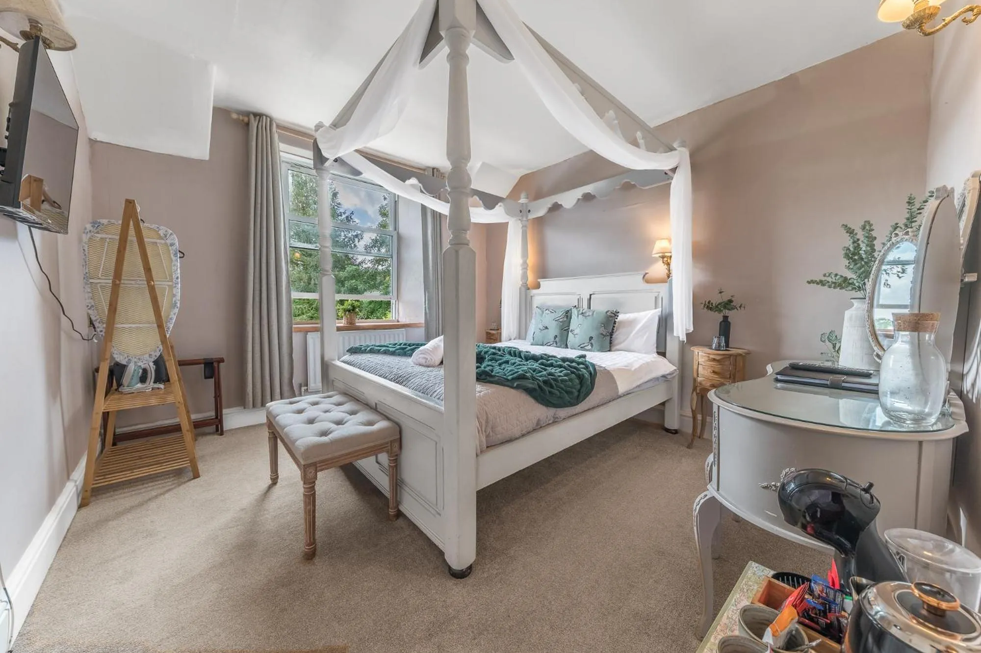 Bed in The Mortal Man Inn