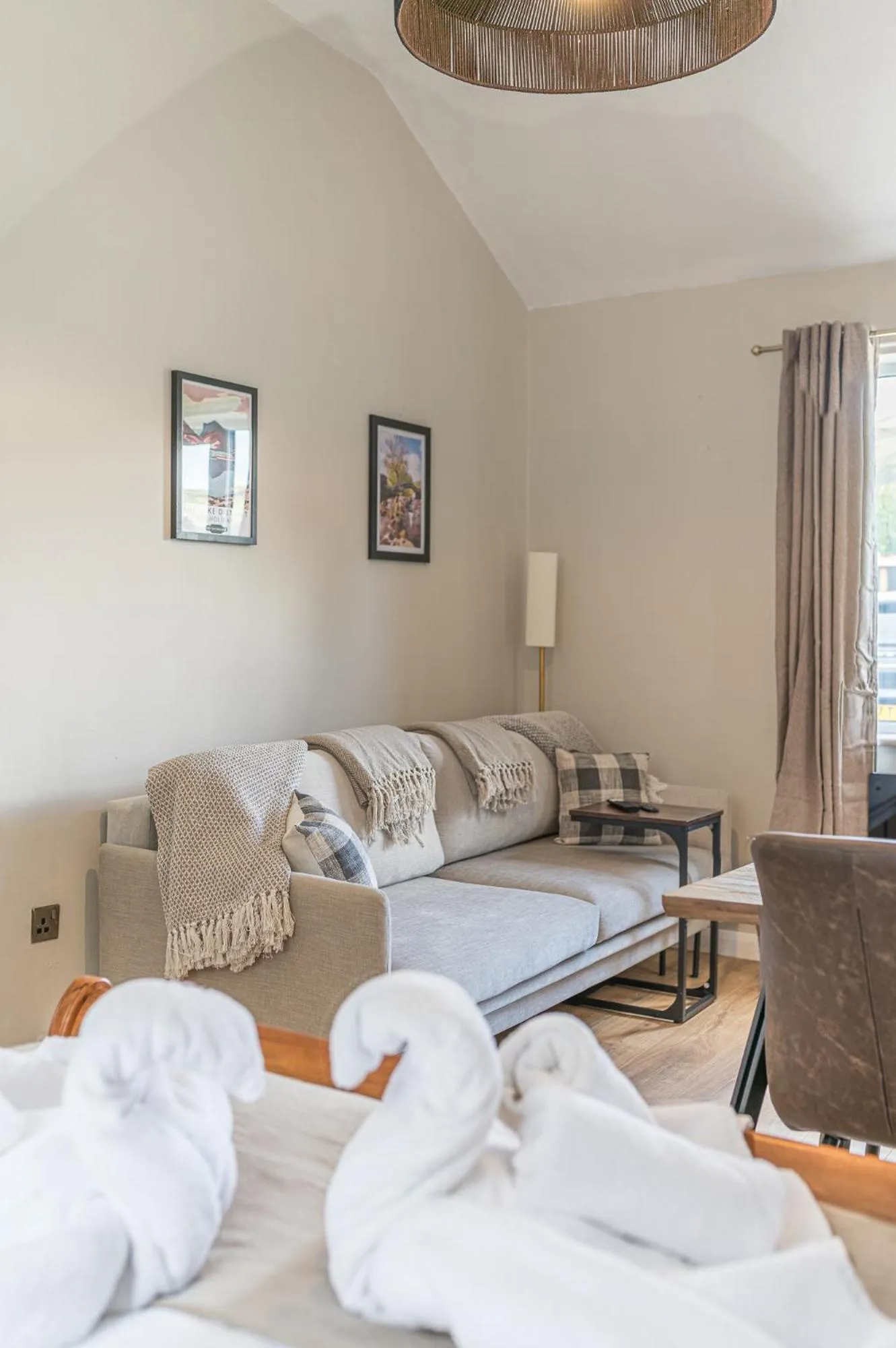 Seating area, Bed in The Mortal Man Inn