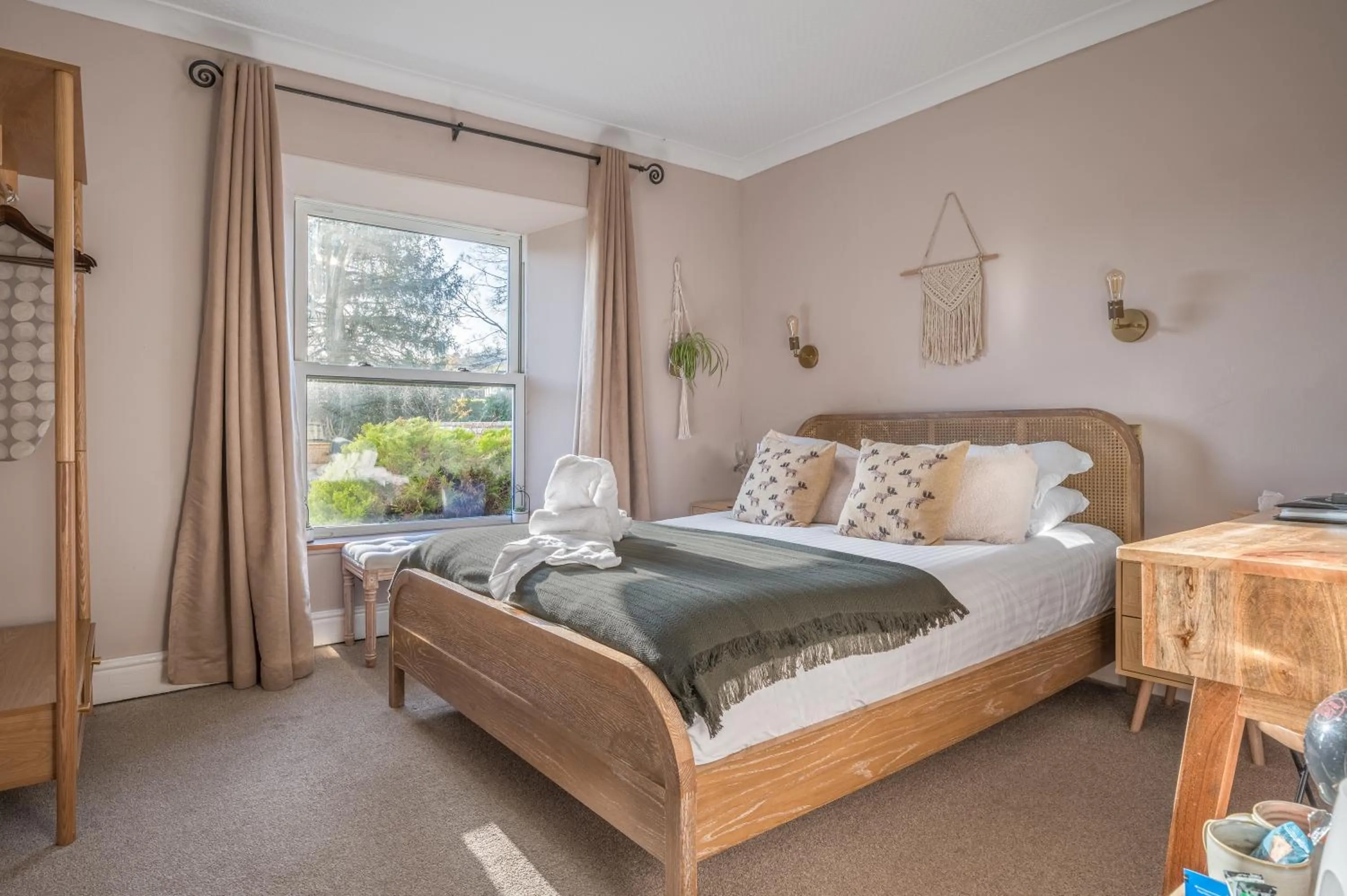 Bed in The Mortal Man Inn