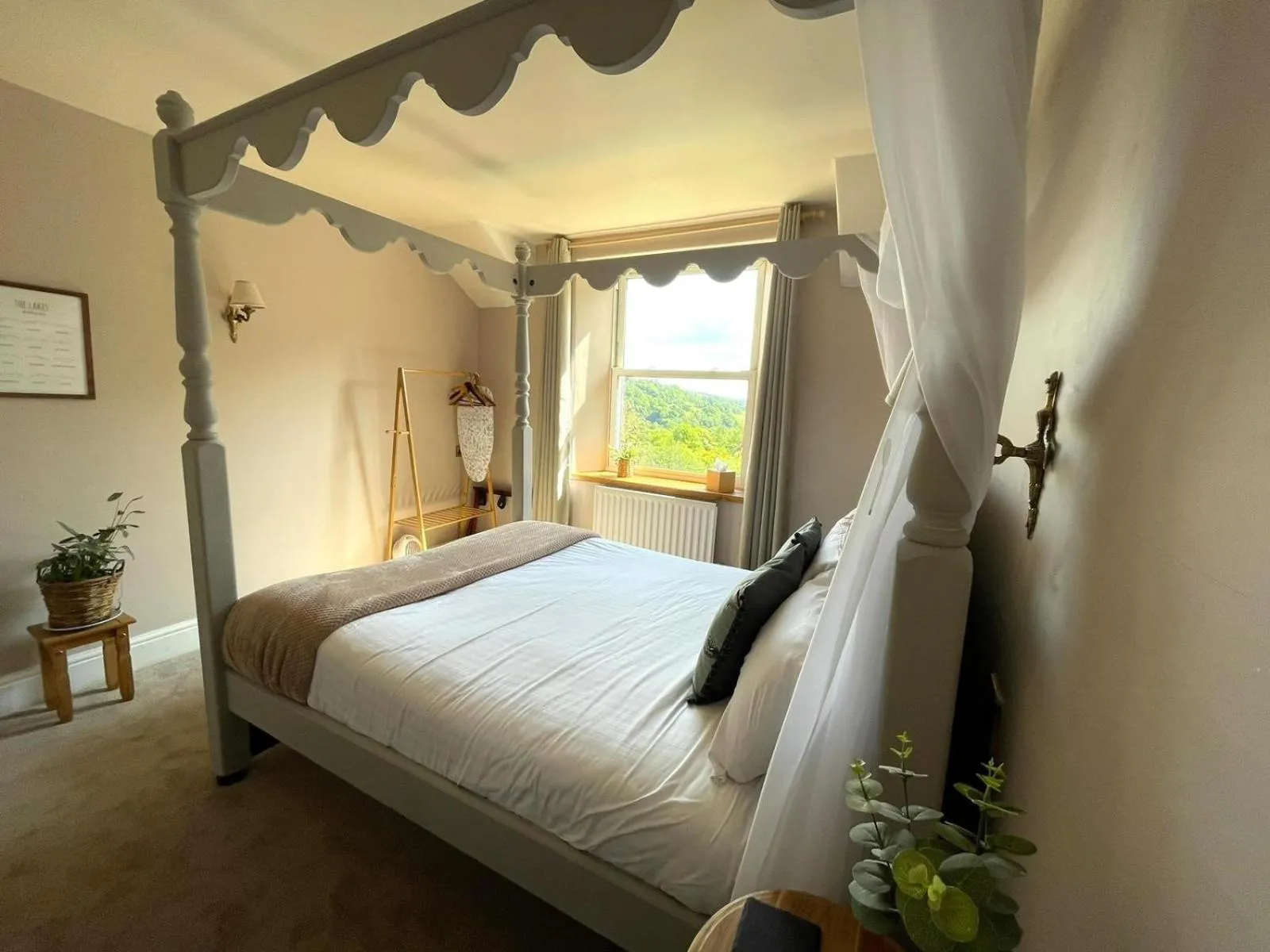 Bed in The Mortal Man Inn