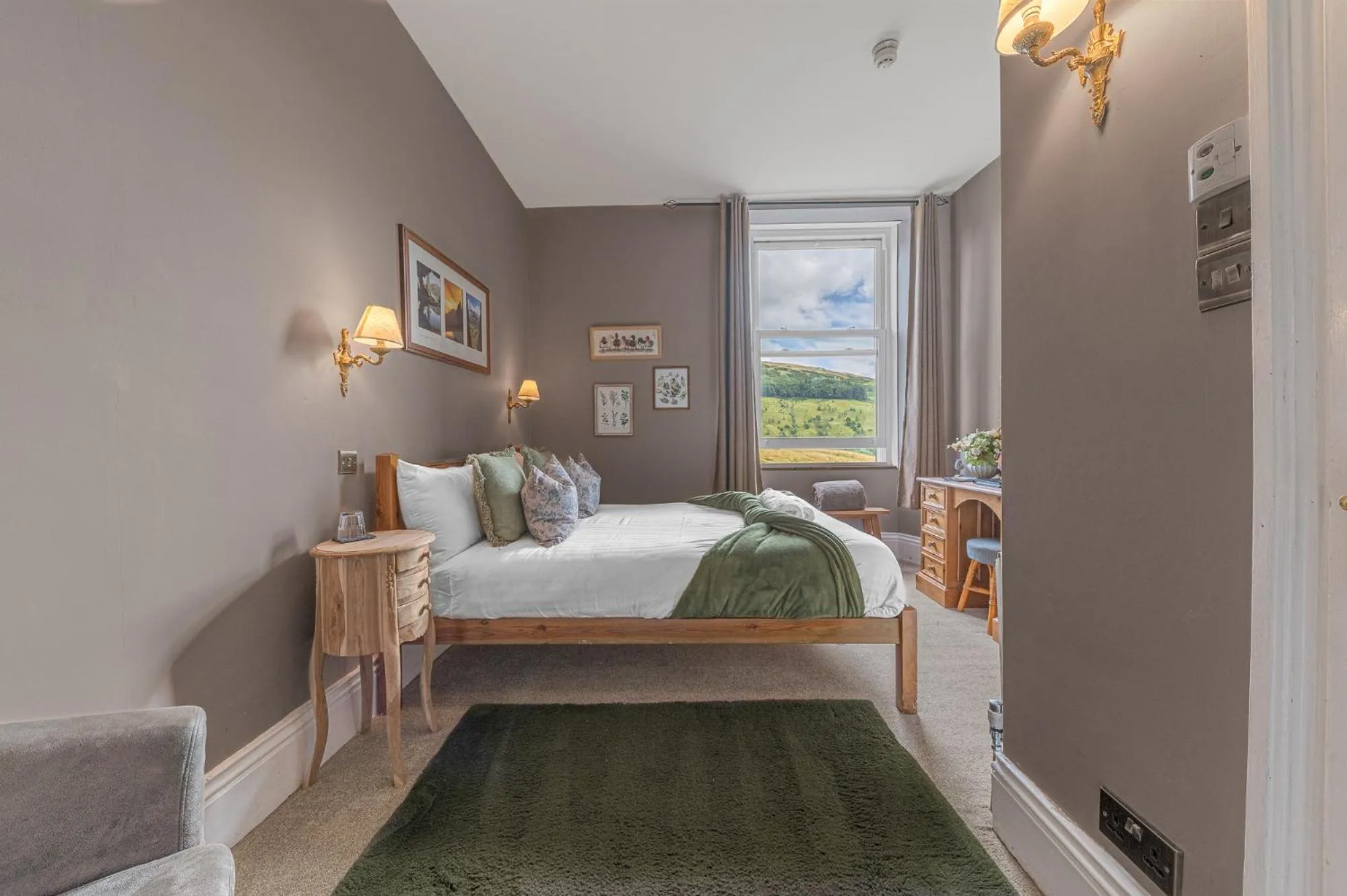 Bed in The Mortal Man Inn