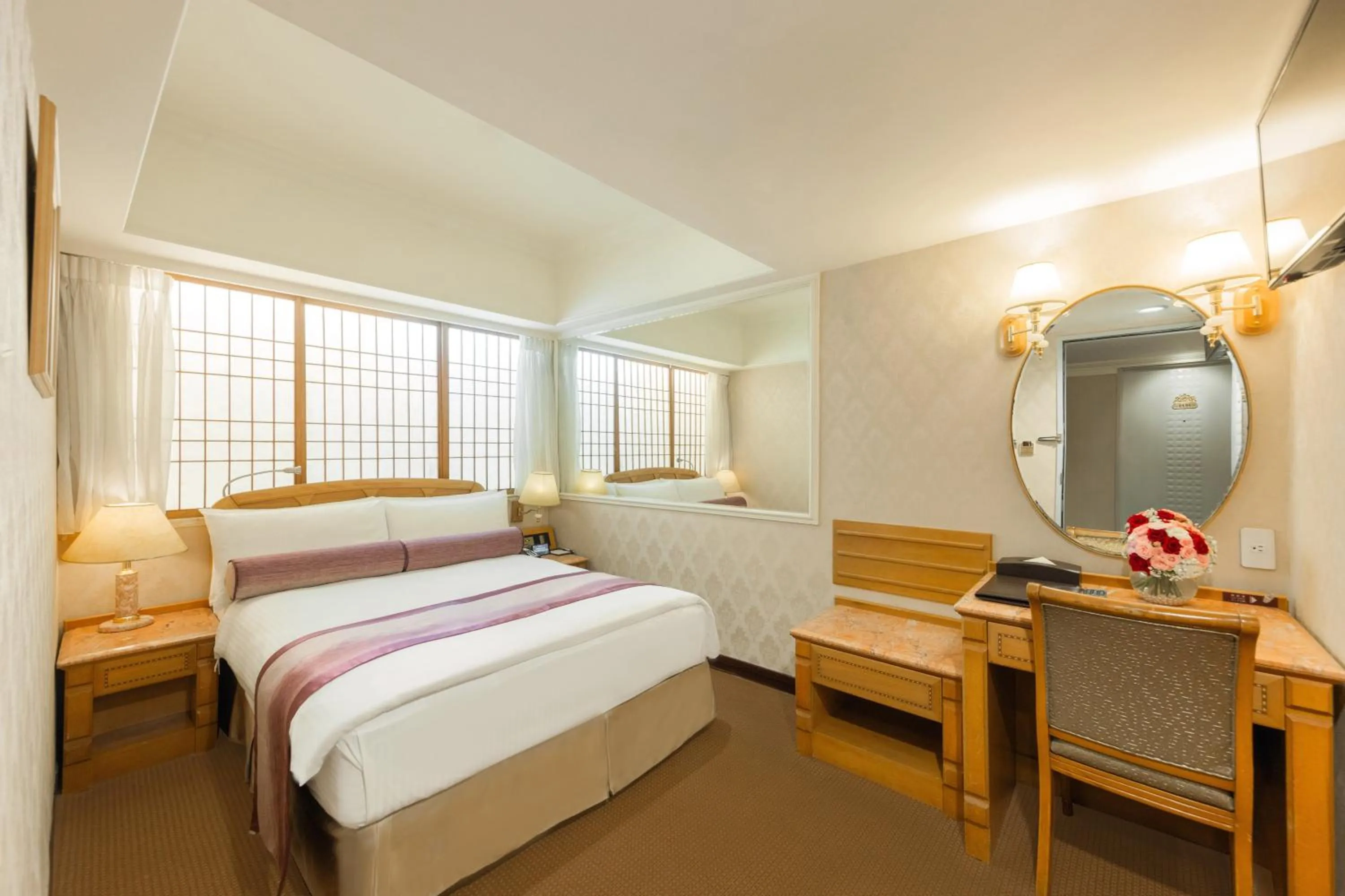 Bed in Cosmos Hotel Taipei