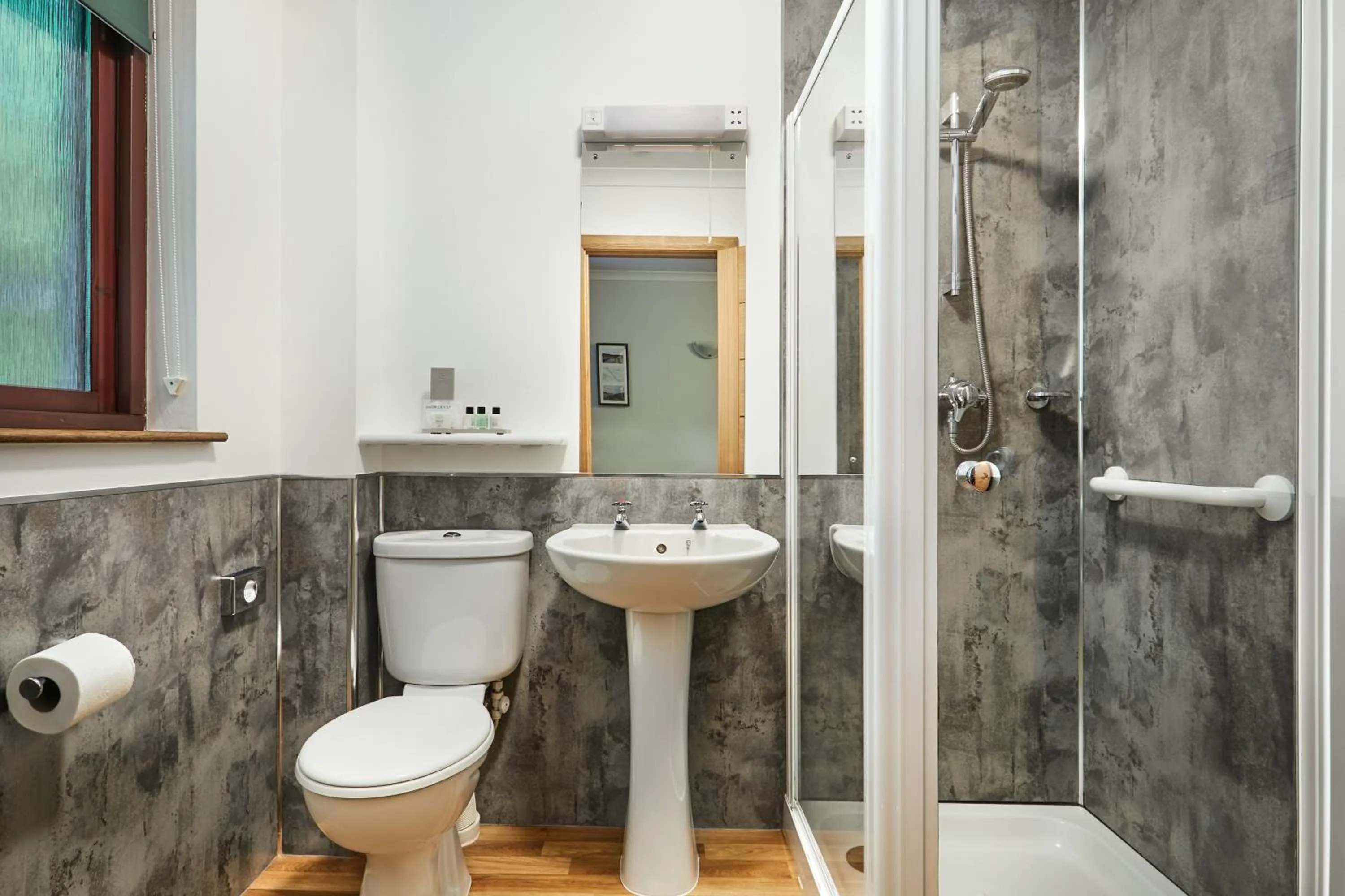 Shower in Clan Macduff Hotel