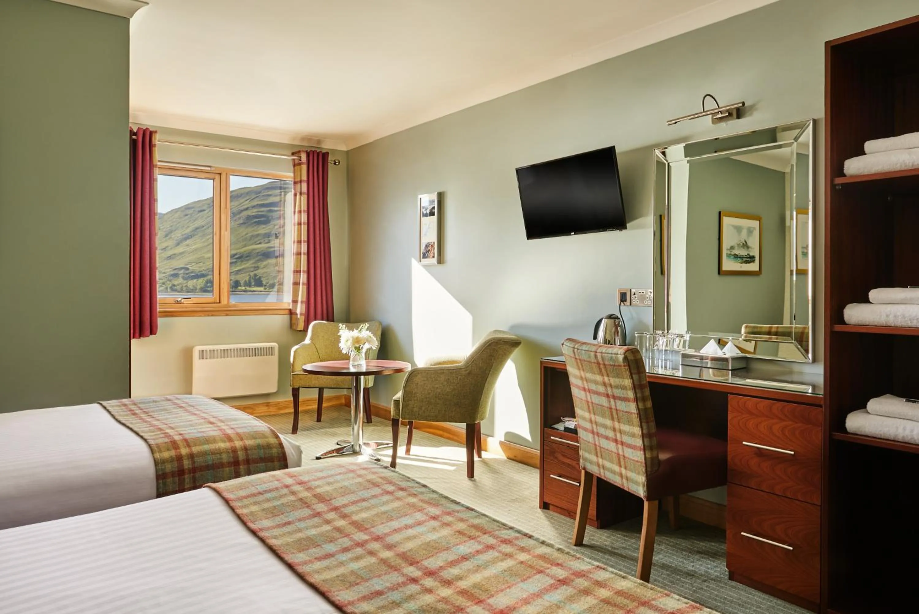 Bedroom in Clan Macduff Hotel