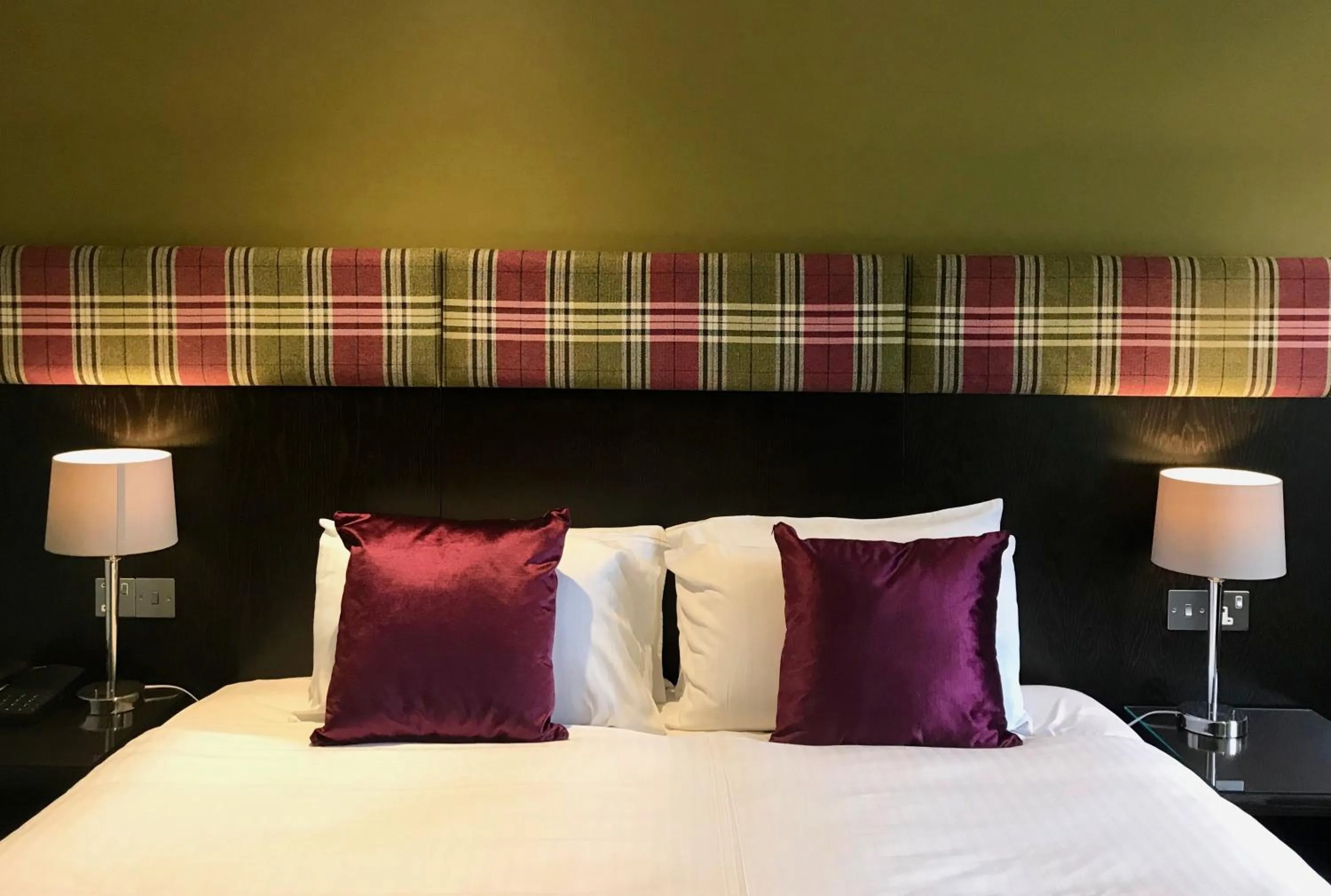Bed in Clan Macduff Hotel