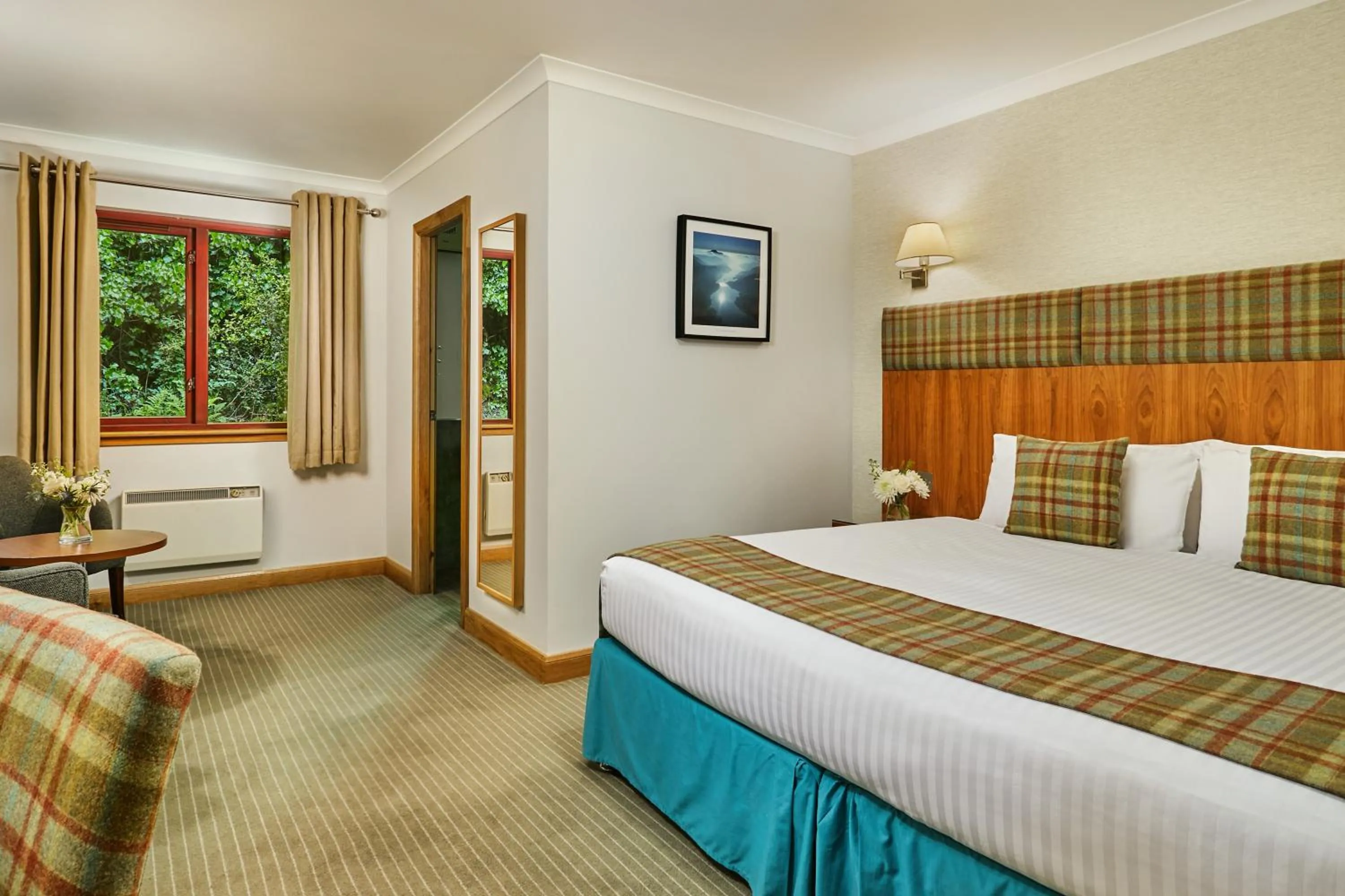 Bedroom in Clan Macduff Hotel