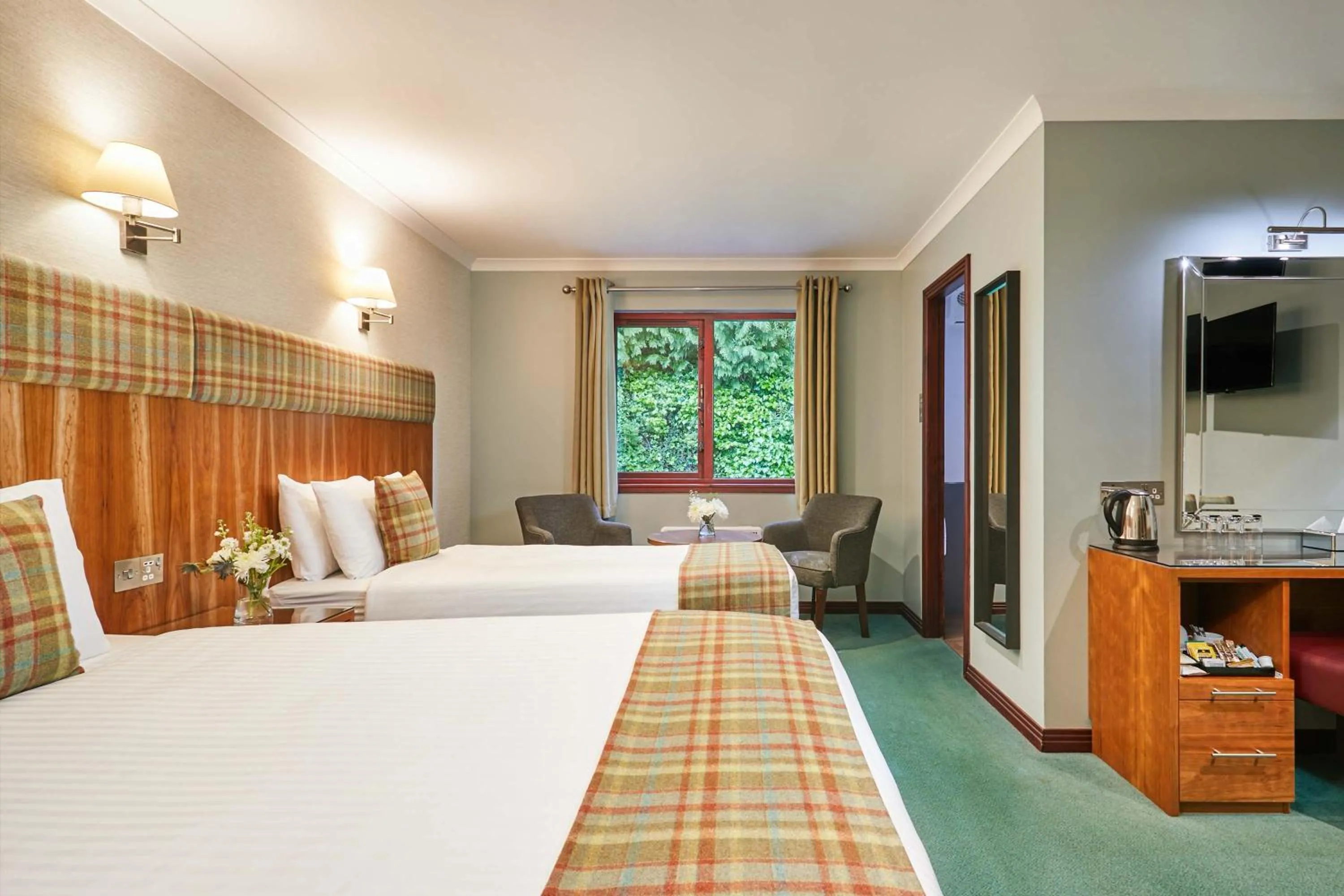 Bedroom in Clan Macduff Hotel