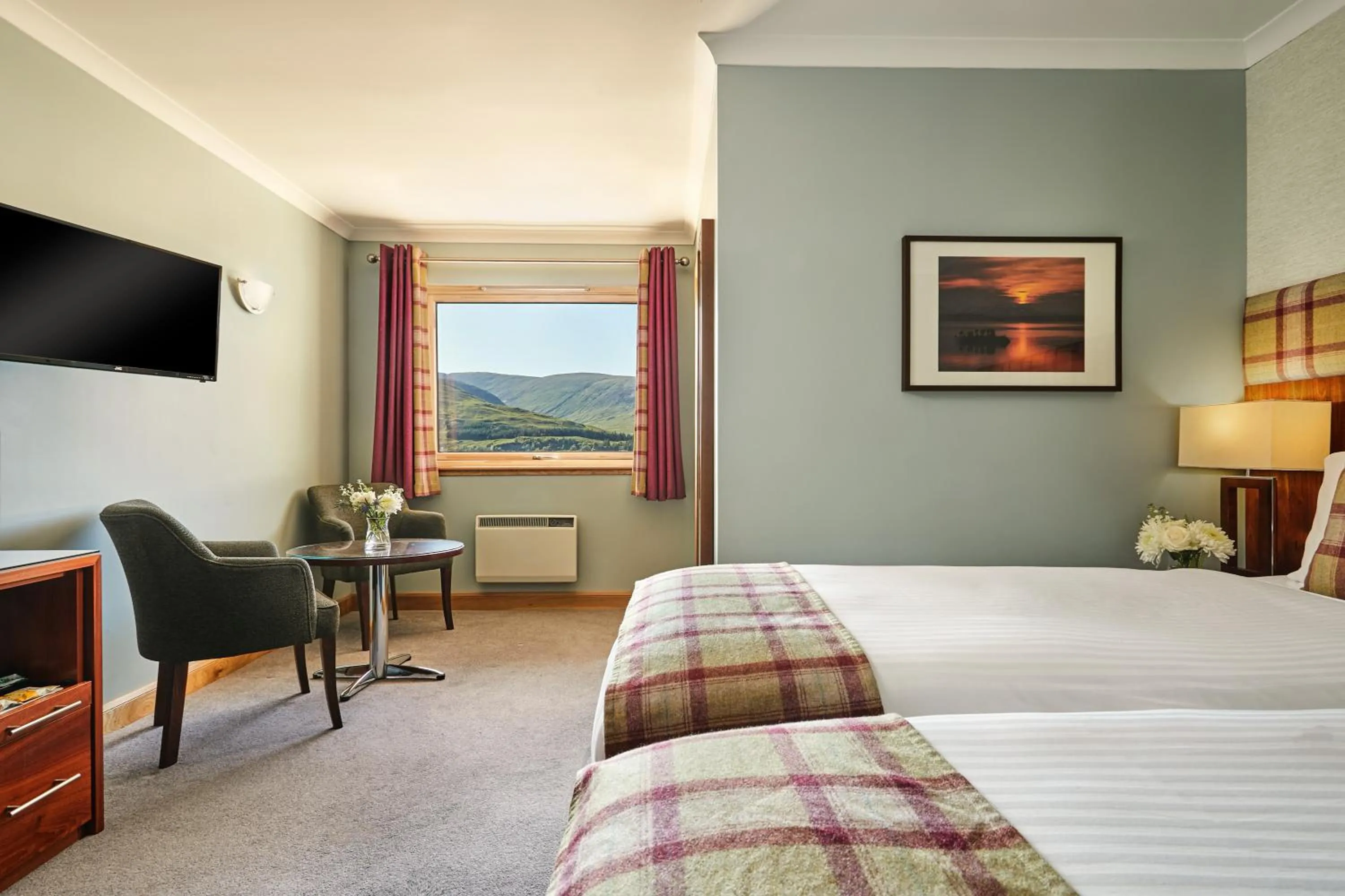Bedroom in Clan Macduff Hotel