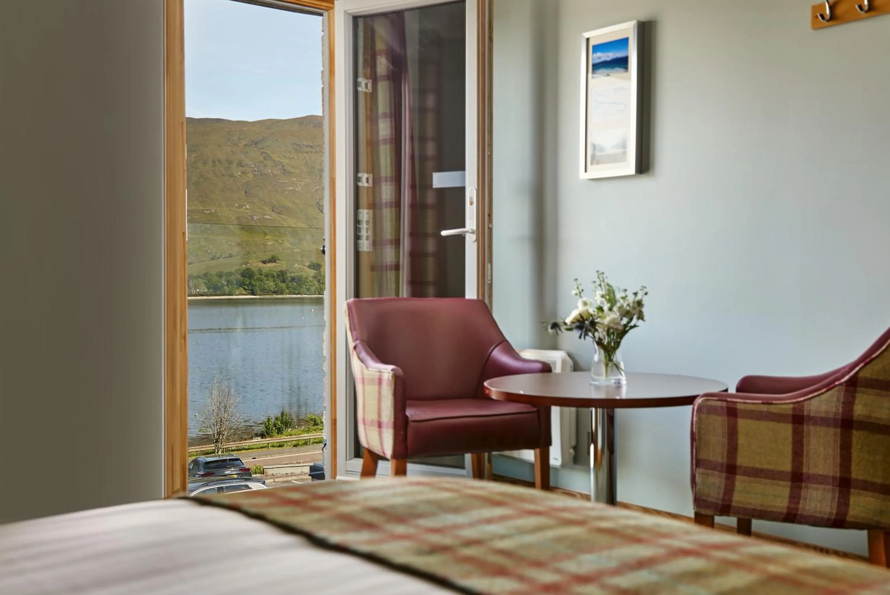 Bedroom in Clan Macduff Hotel