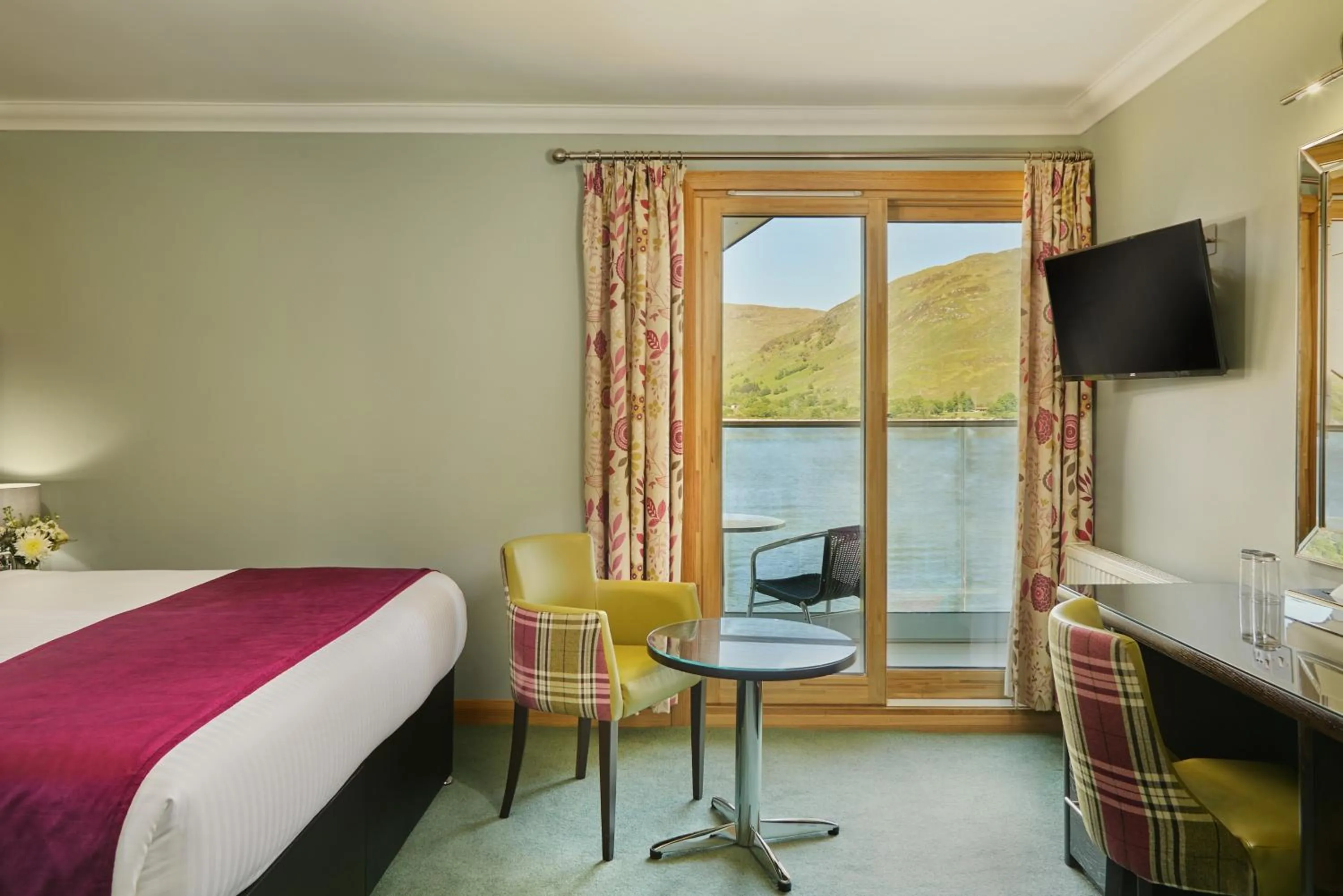 Bedroom in Clan Macduff Hotel