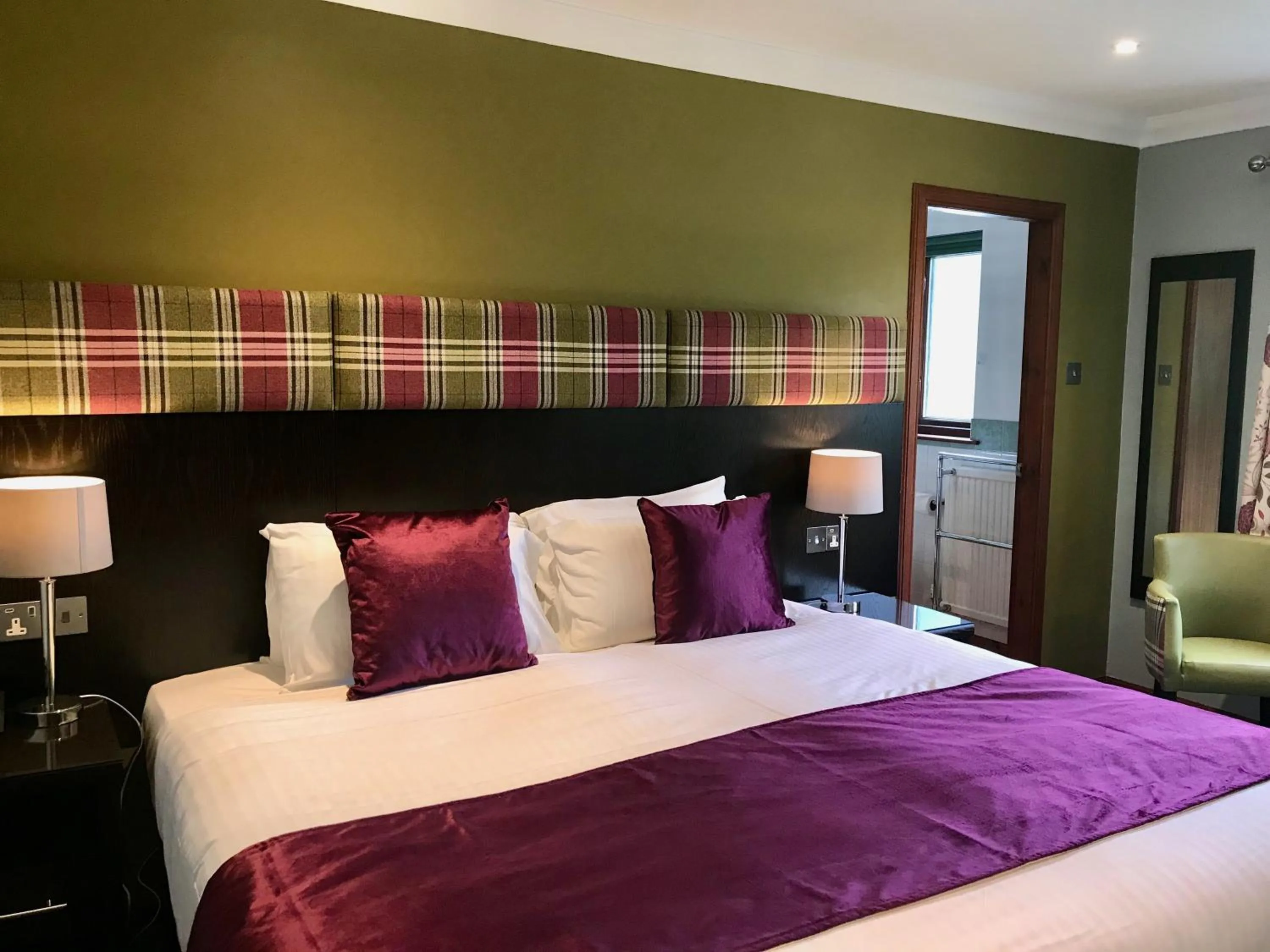 Bed in Clan Macduff Hotel