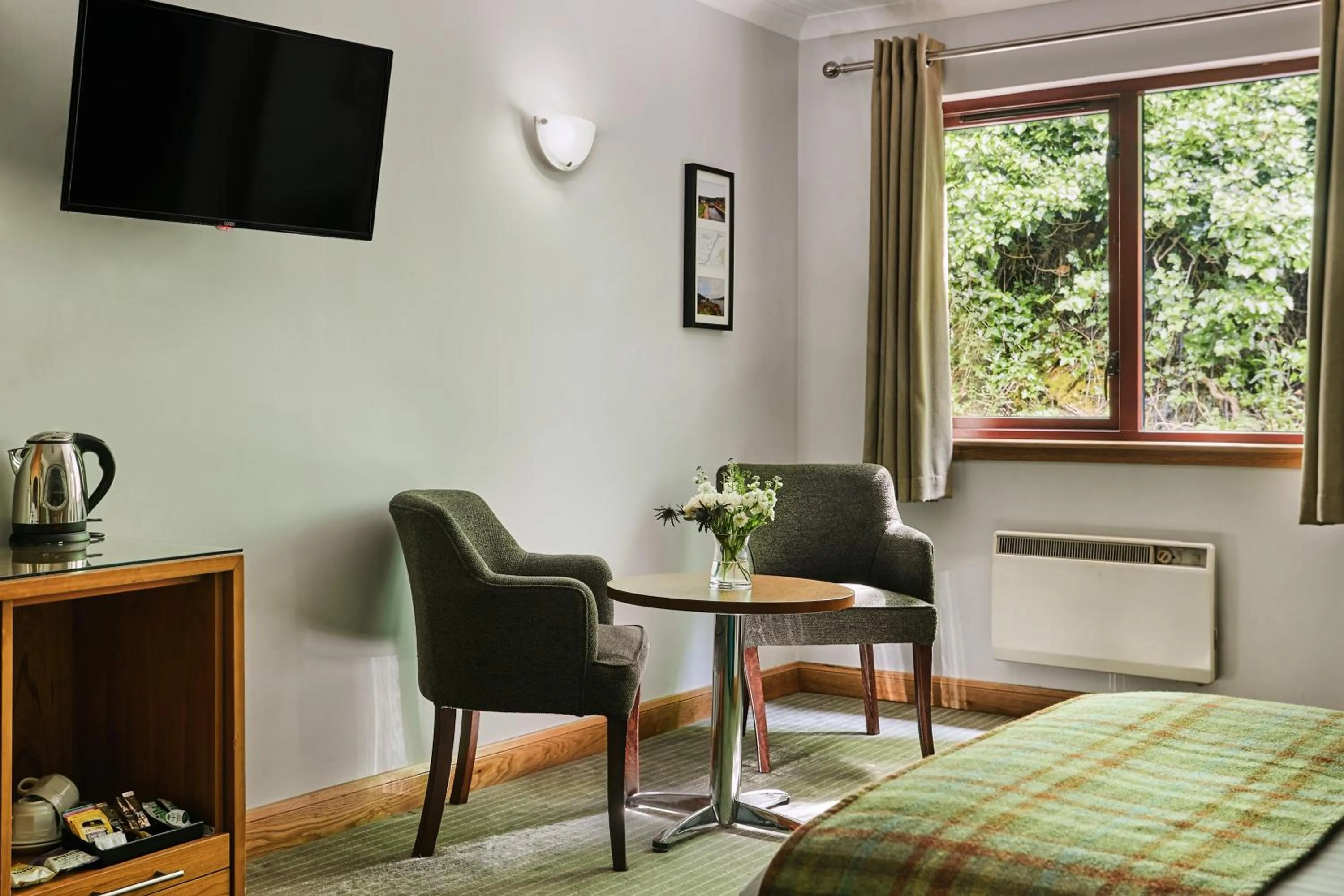 Bedroom in Clan Macduff Hotel