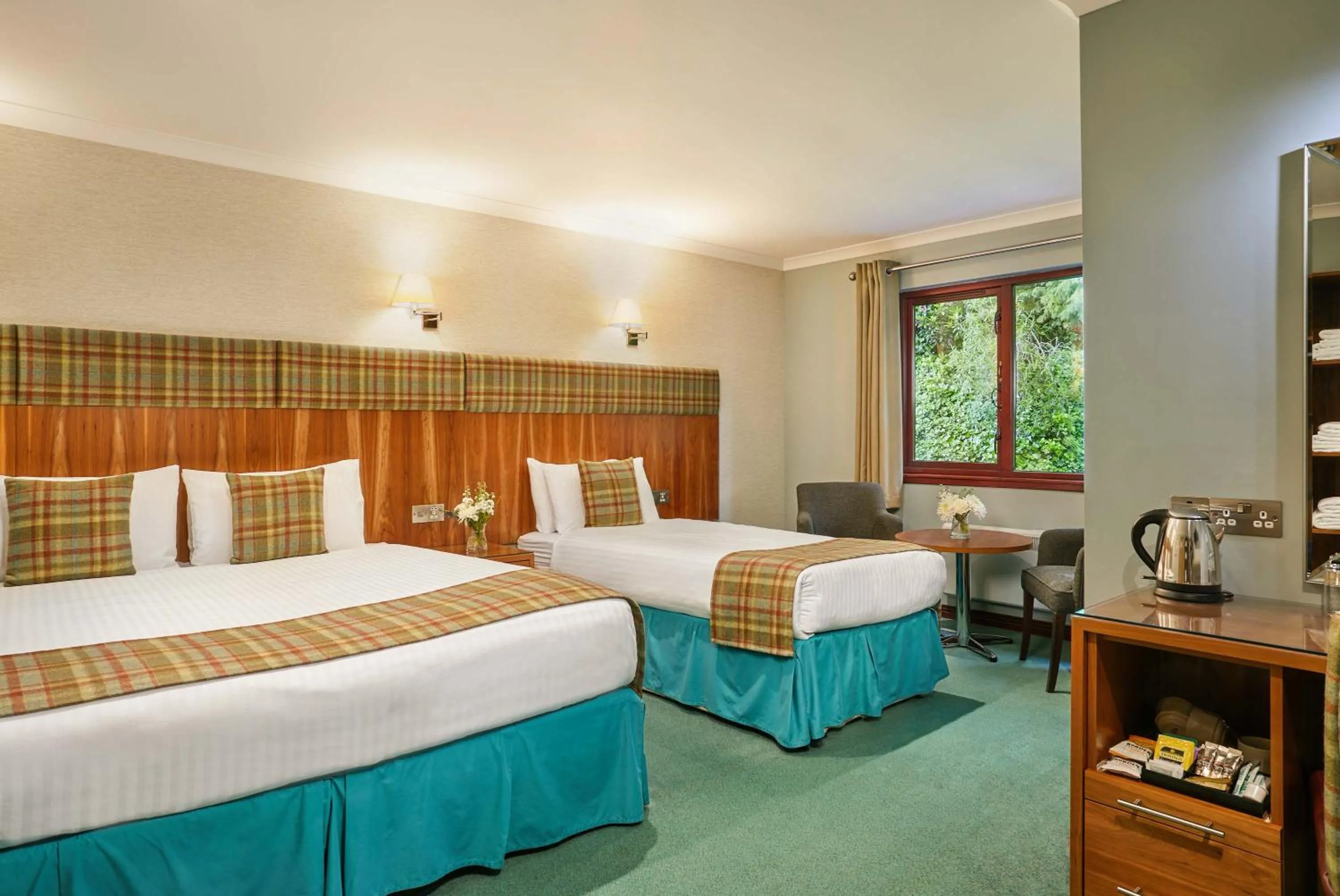 Bedroom in Clan Macduff Hotel