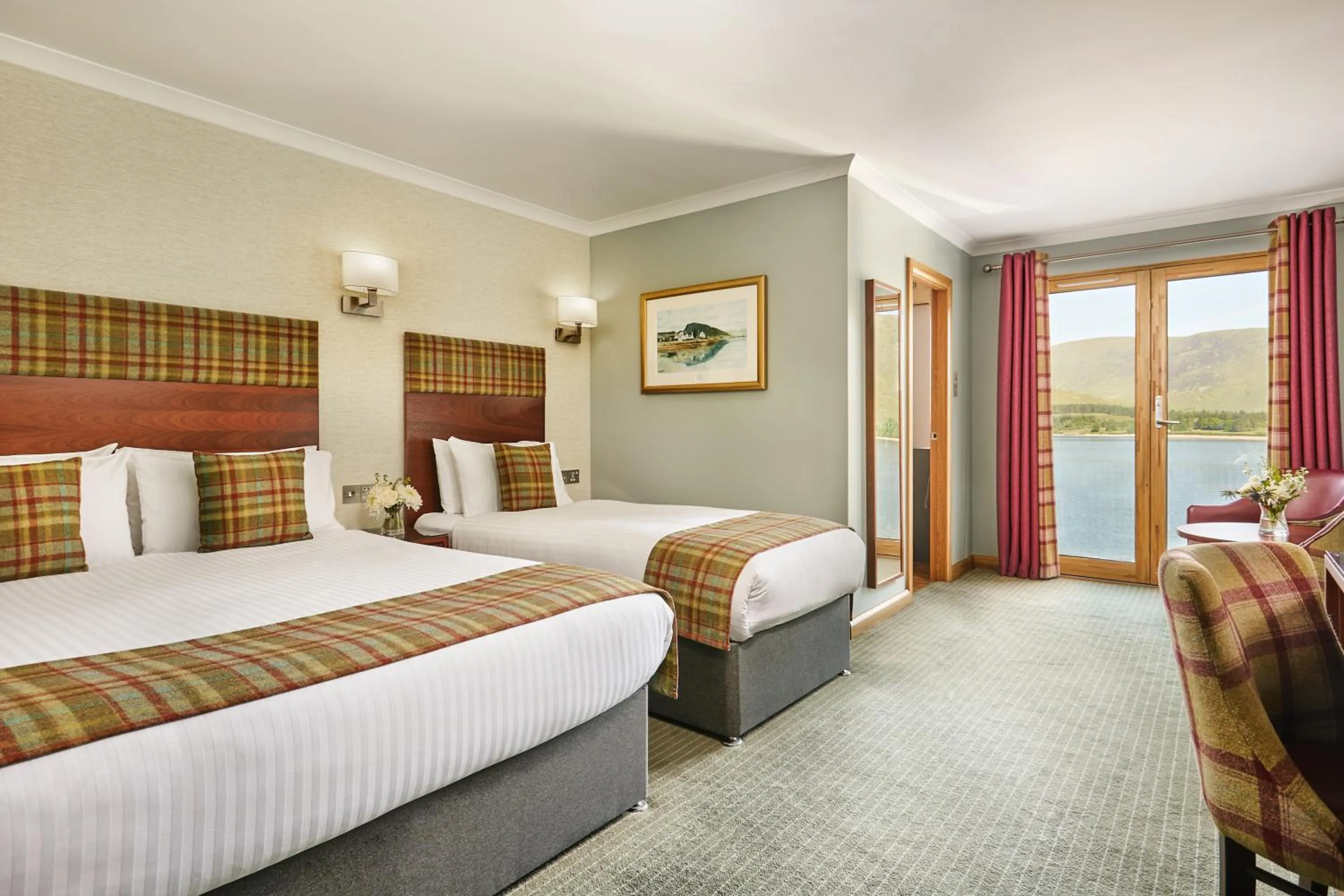 Bedroom in Clan Macduff Hotel