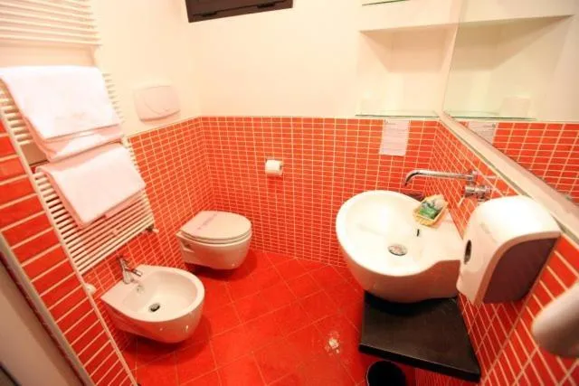 Shower in Albergo Miramonti