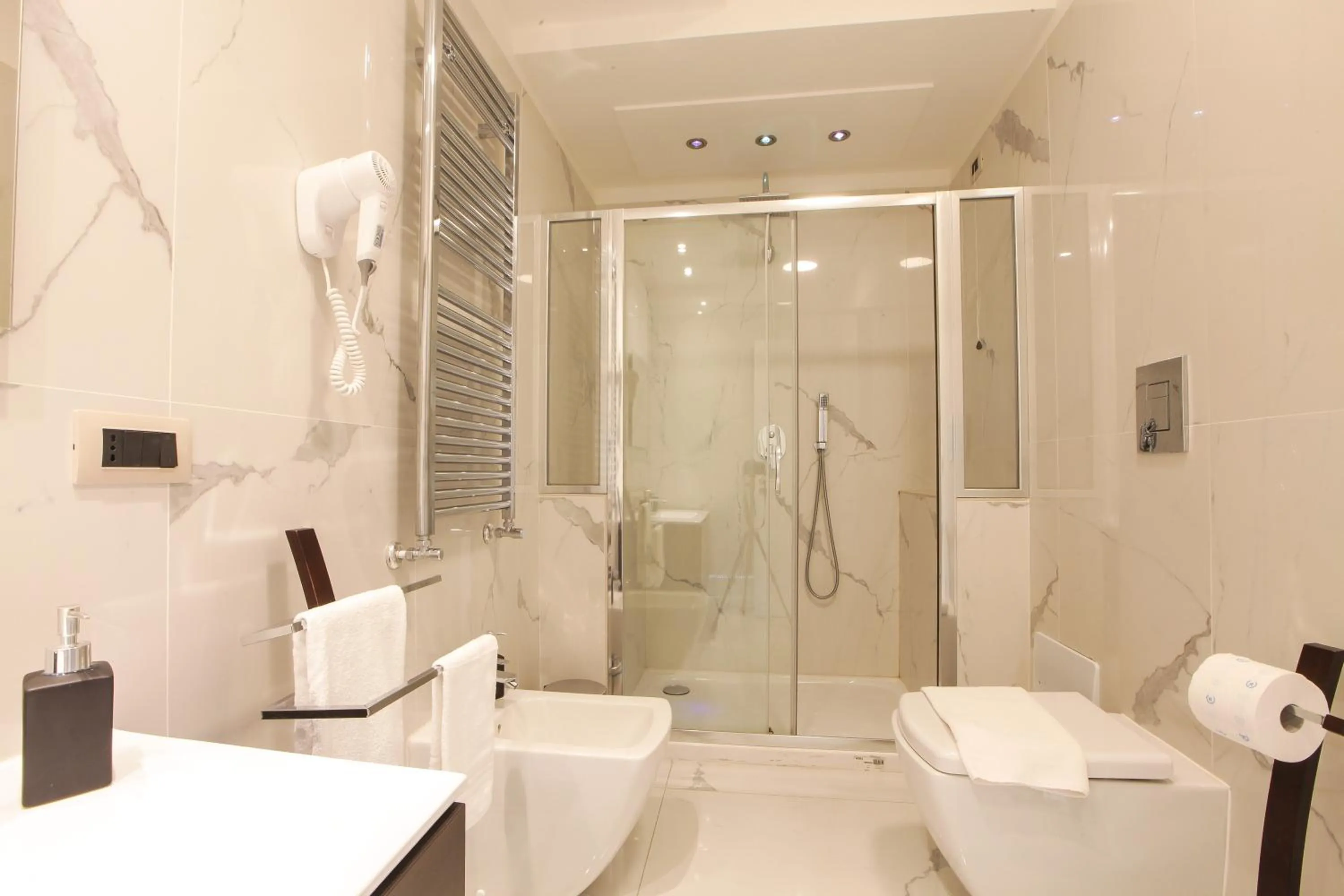 Shower in REGGIA & DINTORNI ROOMS A CASERTA