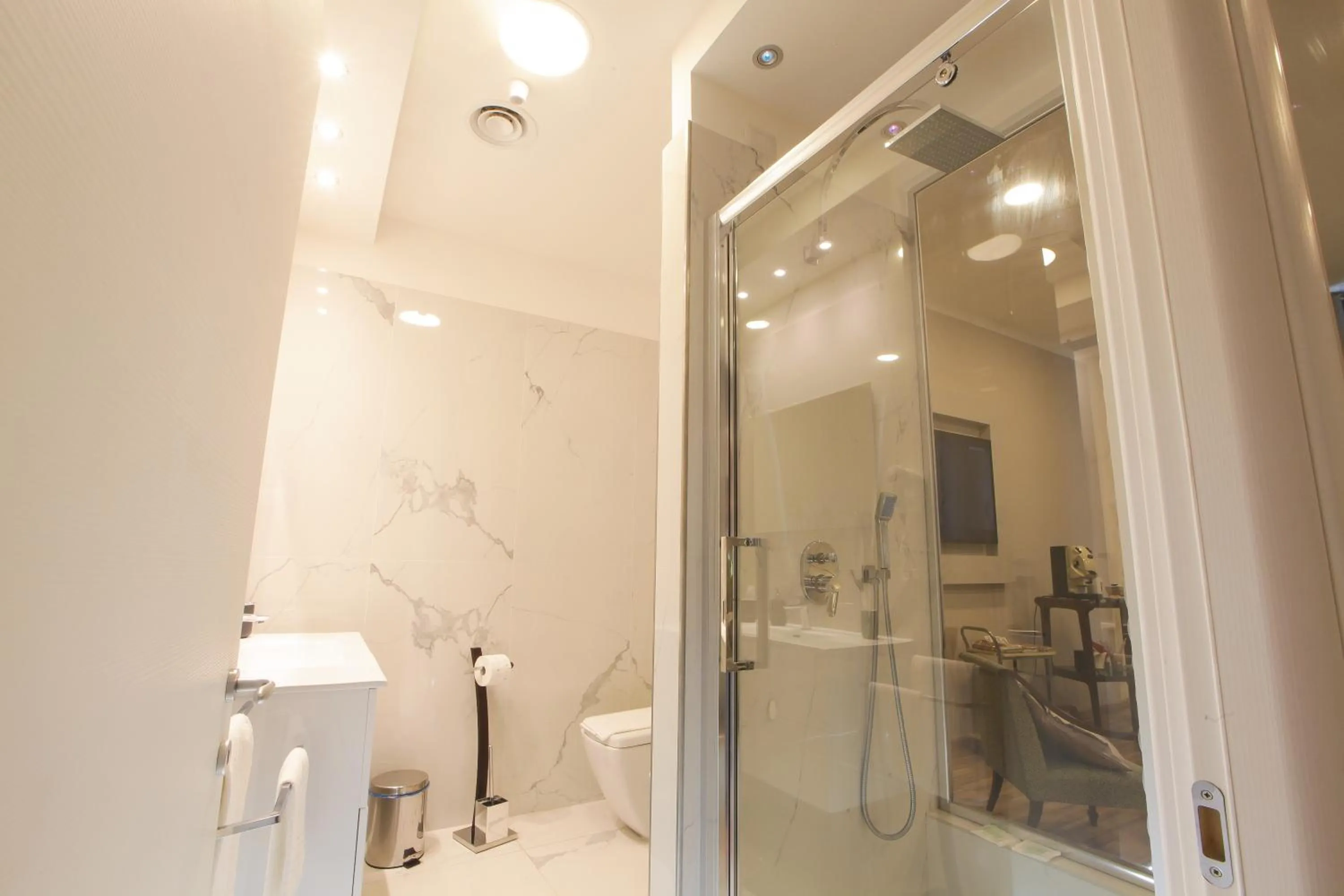 Shower in REGGIA & DINTORNI ROOMS A CASERTA