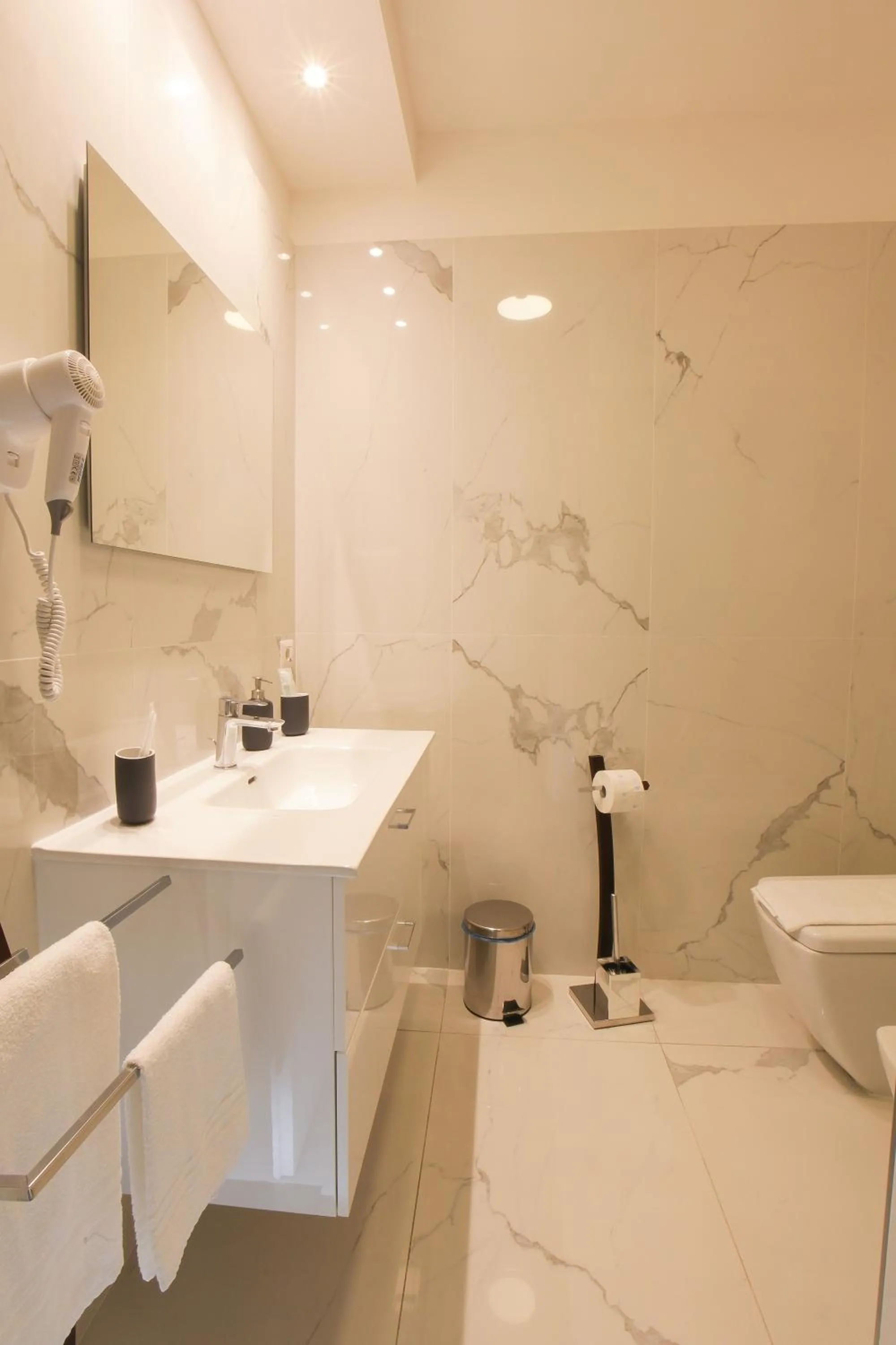 Shower in REGGIA & DINTORNI ROOMS A CASERTA