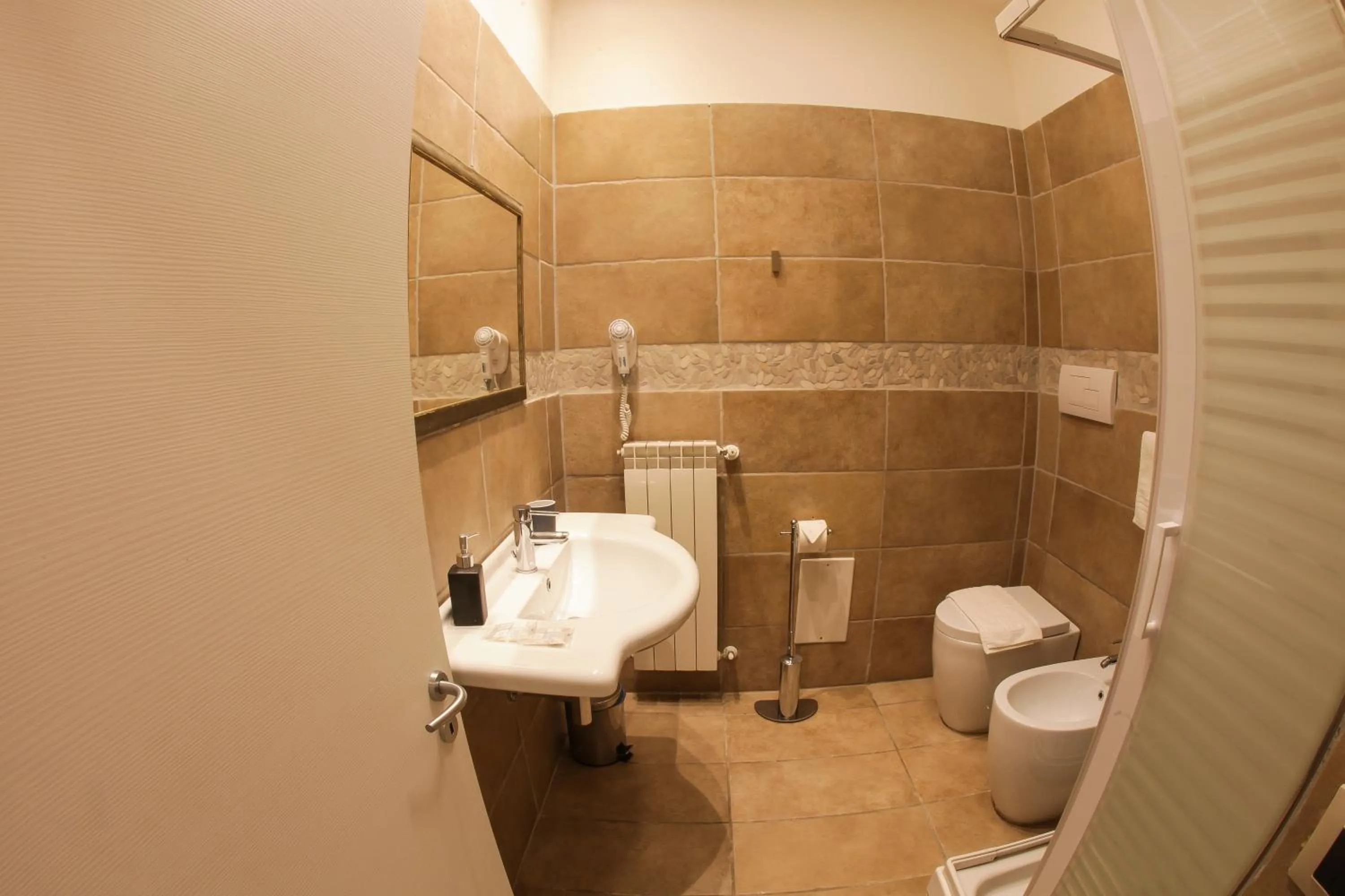 Shower in REGGIA & DINTORNI ROOMS A CASERTA