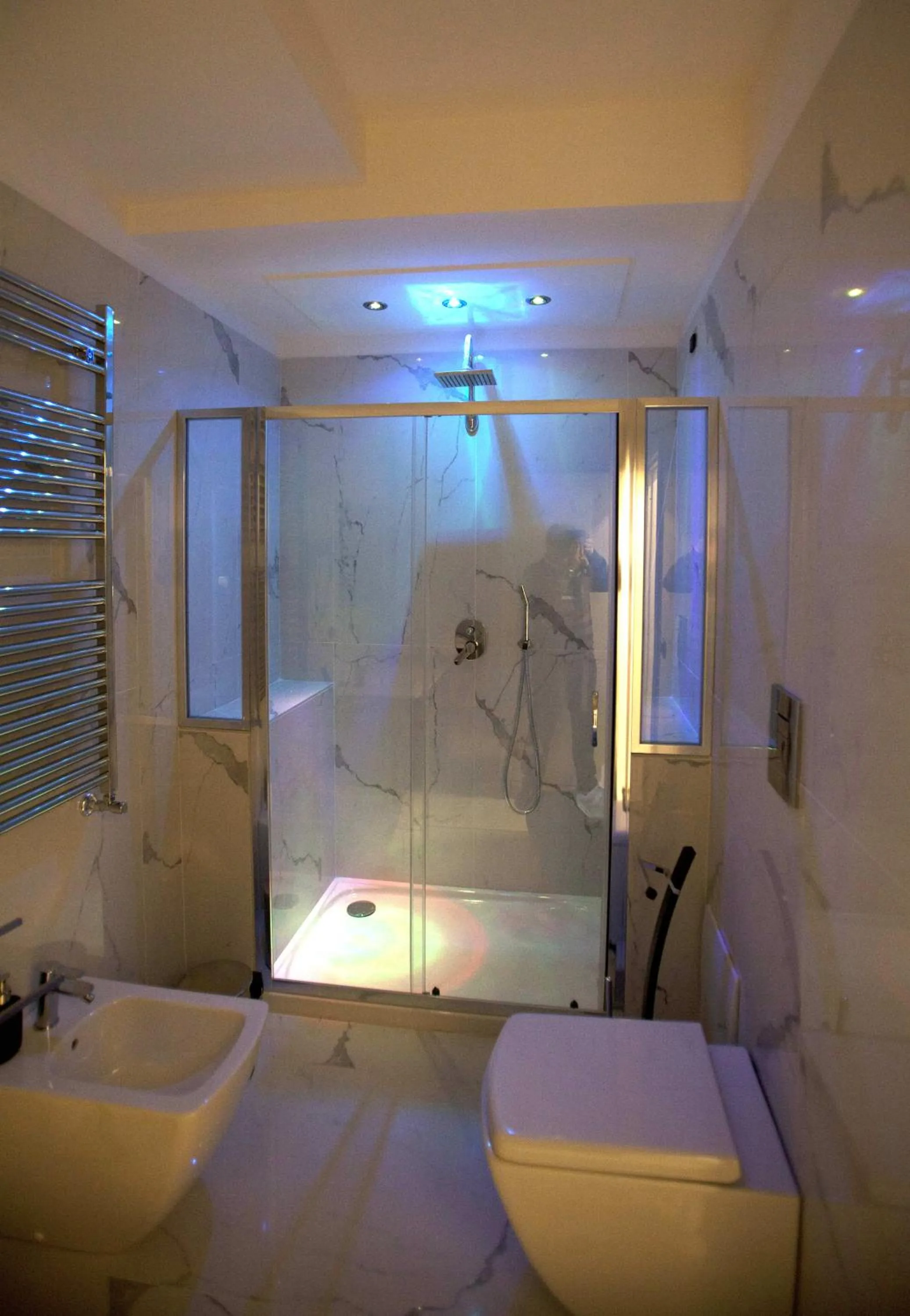 Shower in REGGIA & DINTORNI ROOMS A CASERTA