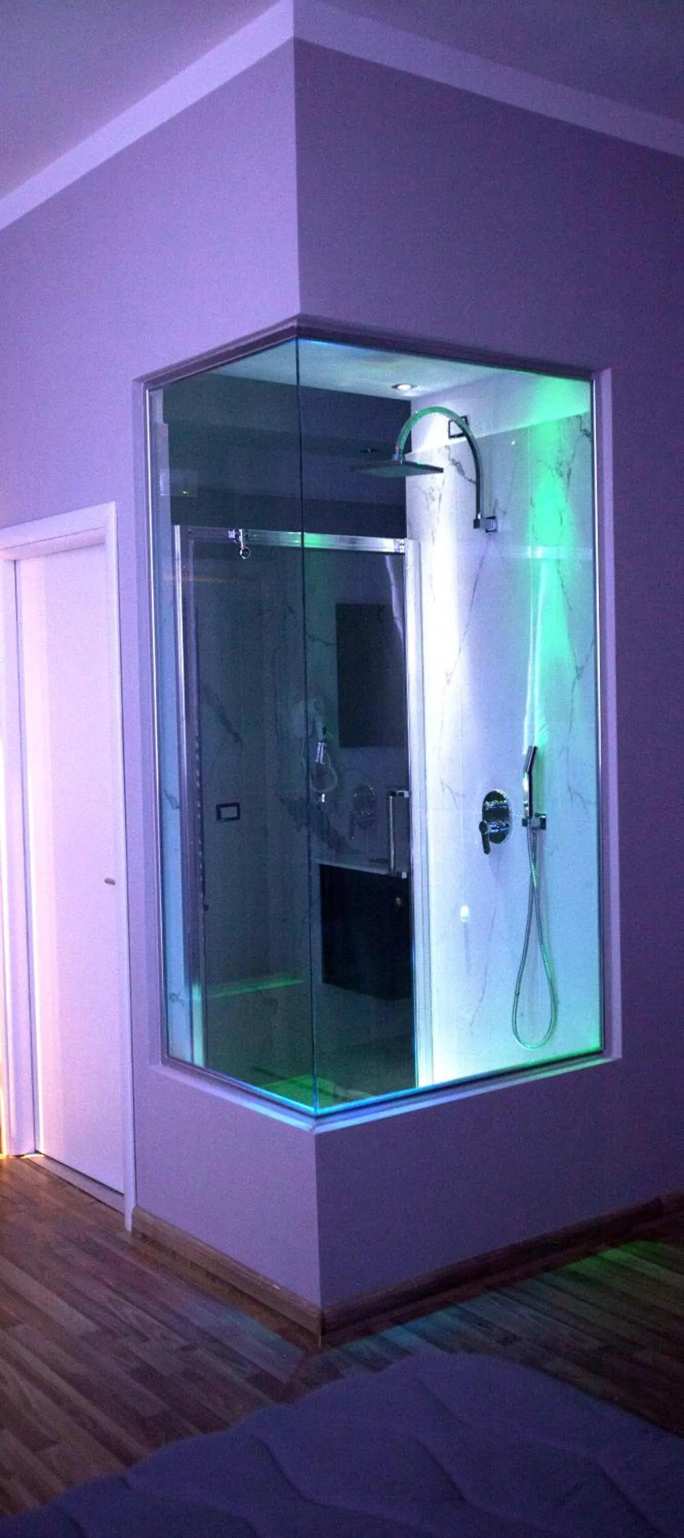 Shower in REGGIA & DINTORNI ROOMS A CASERTA