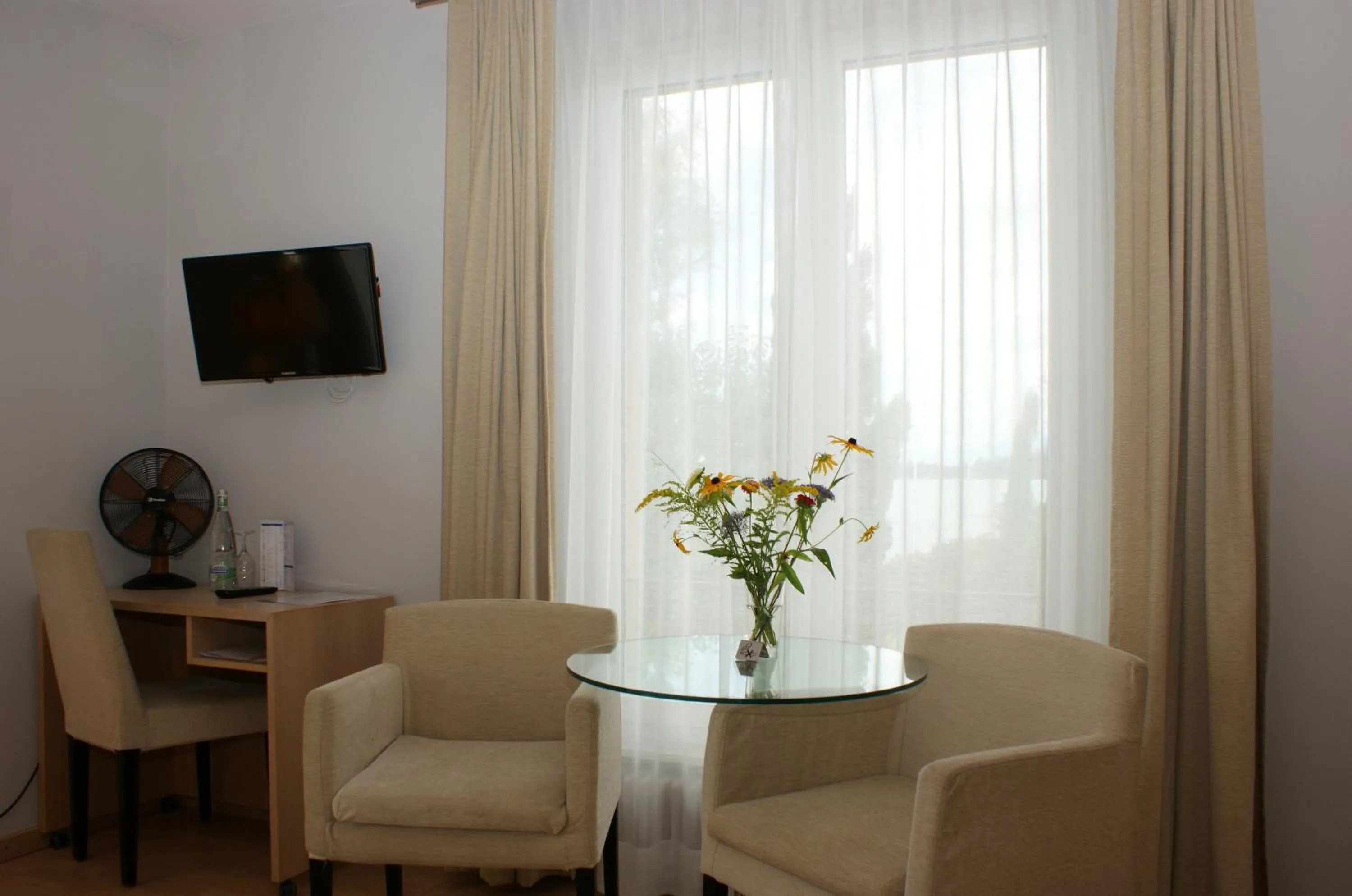 Photo of the whole room in Hotel Jean-Jacques Rousseau