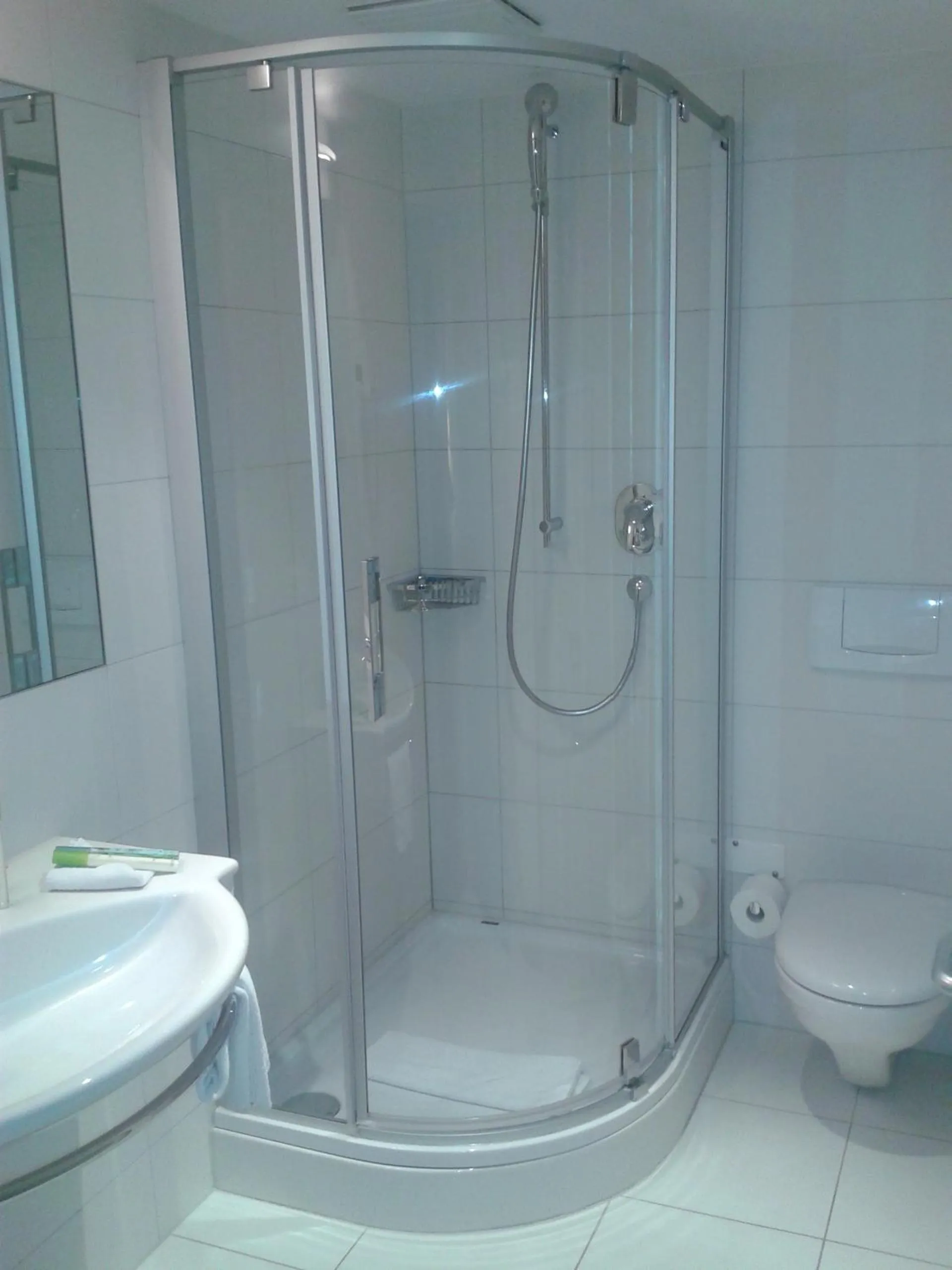 Shower in Hotel Jean-Jacques Rousseau