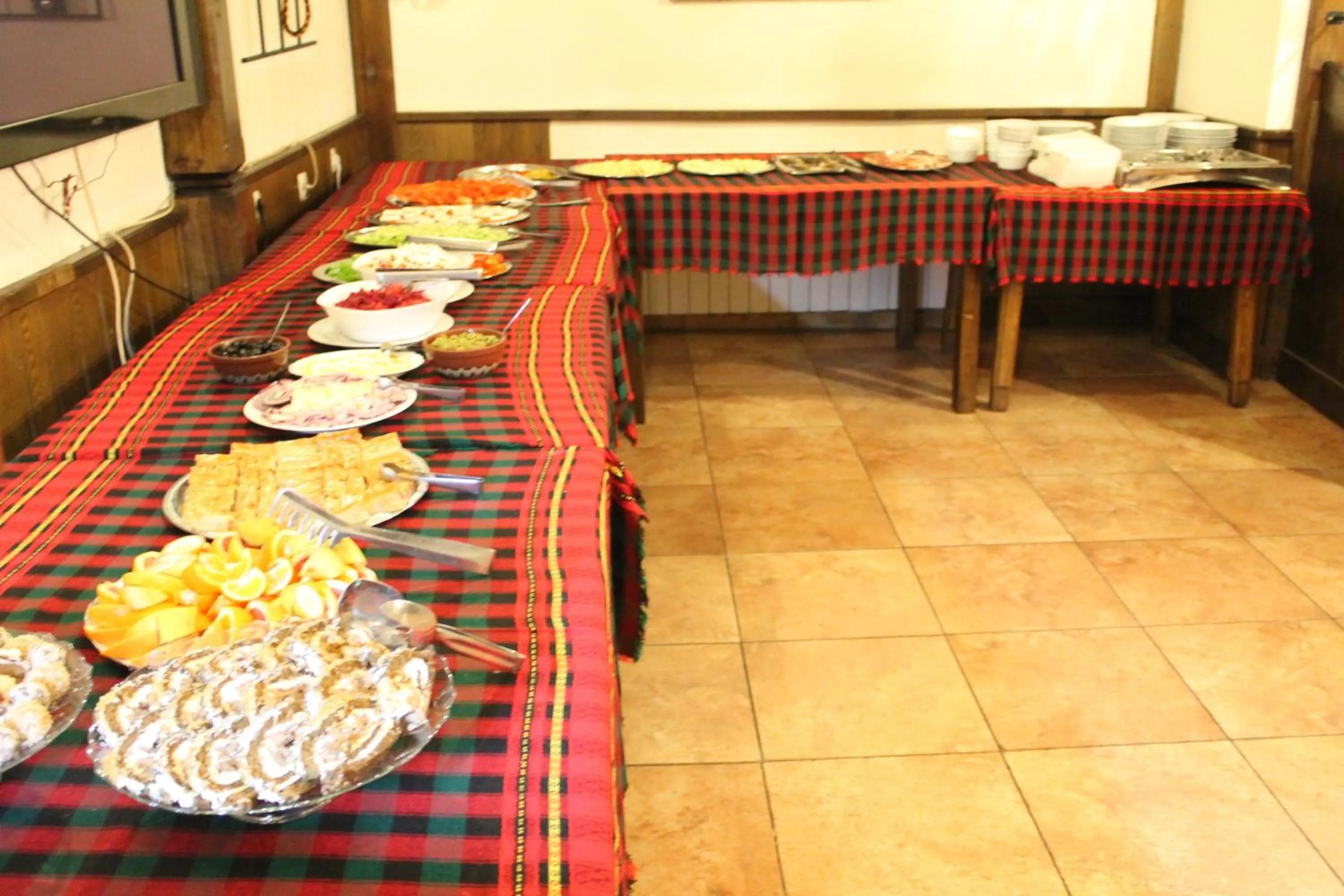 Restaurant/places to eat in Elegant Hotel