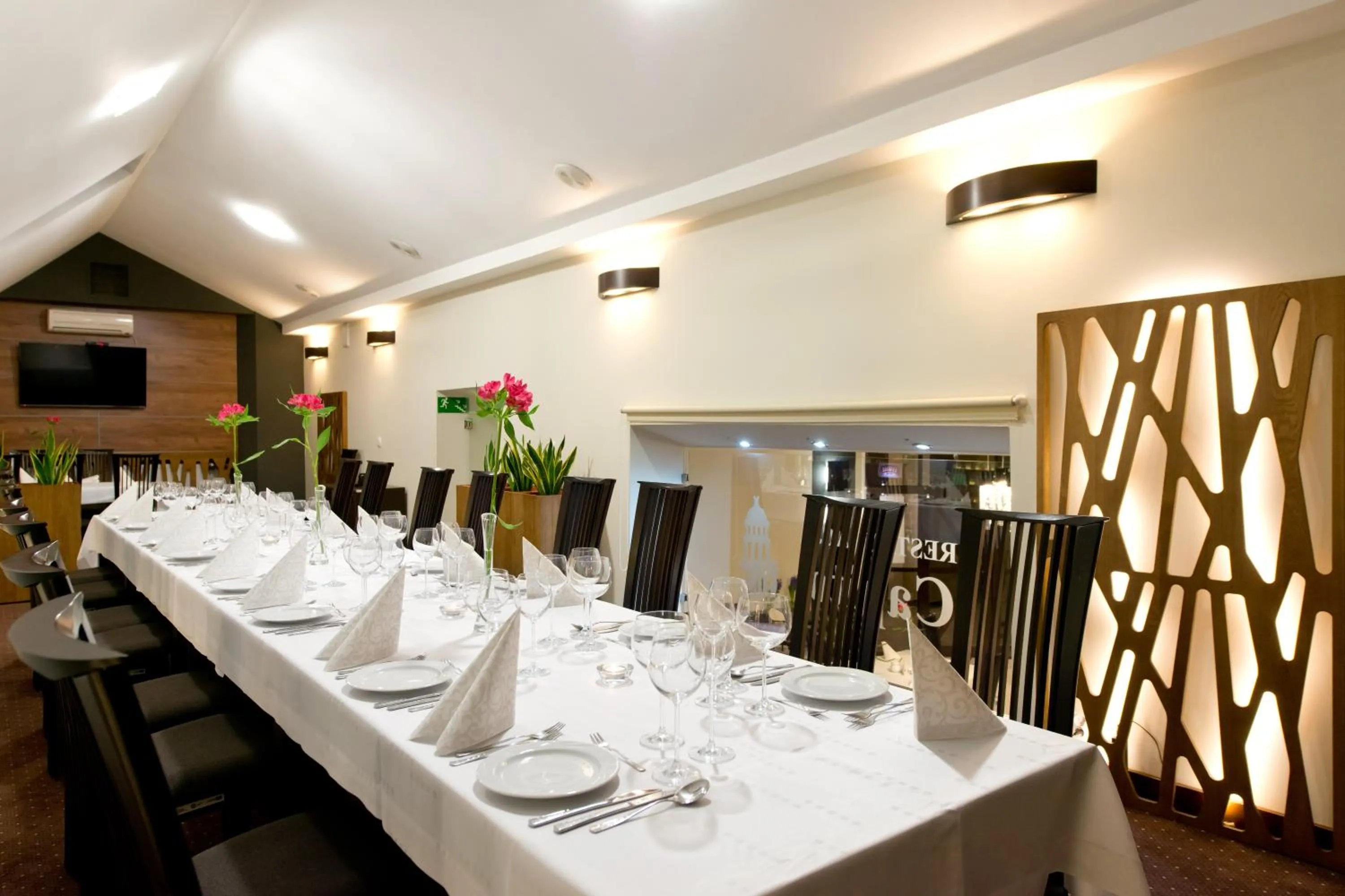 Restaurant/places to eat in Hotel Capitol