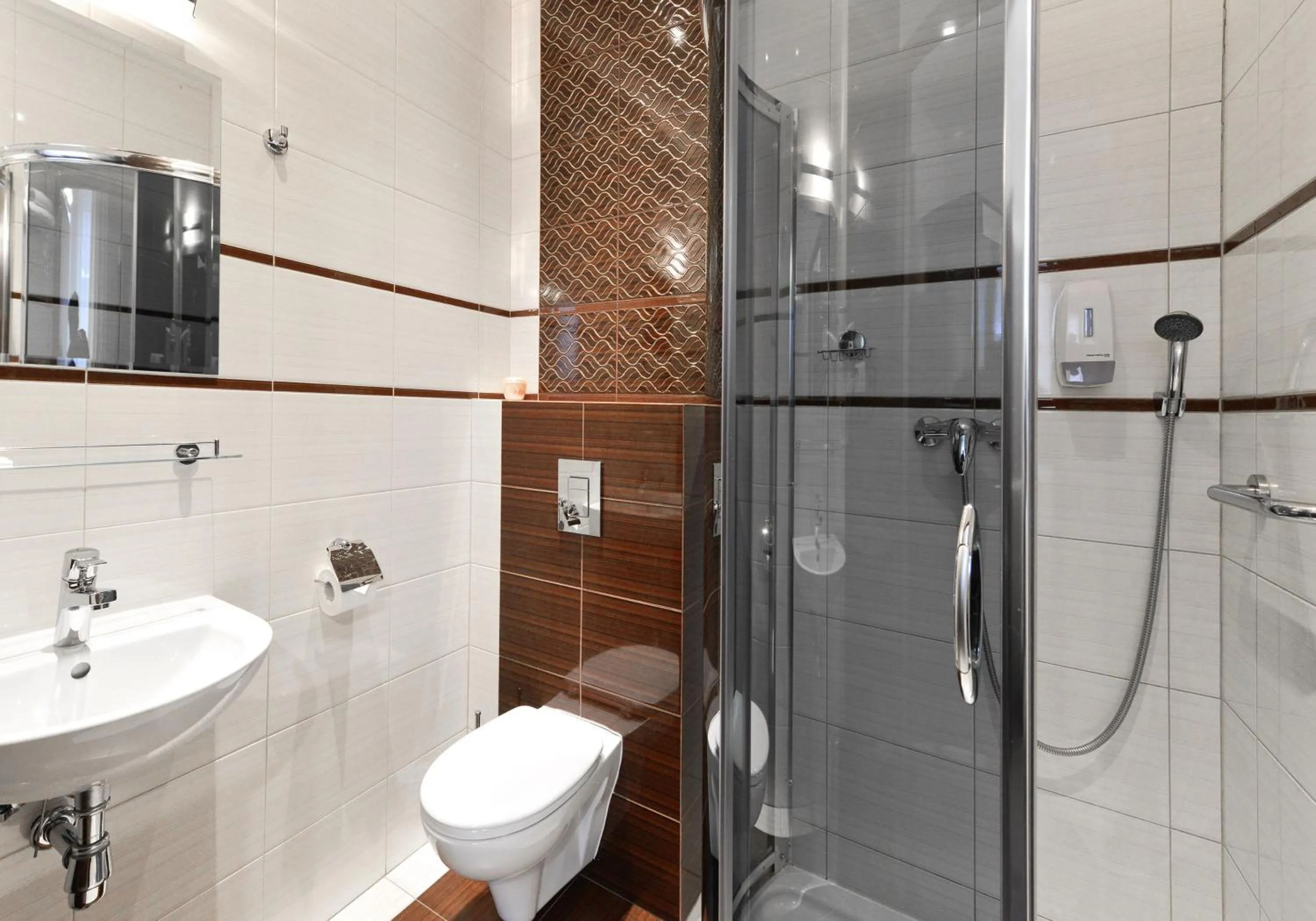 Shower in Hotel Capitol