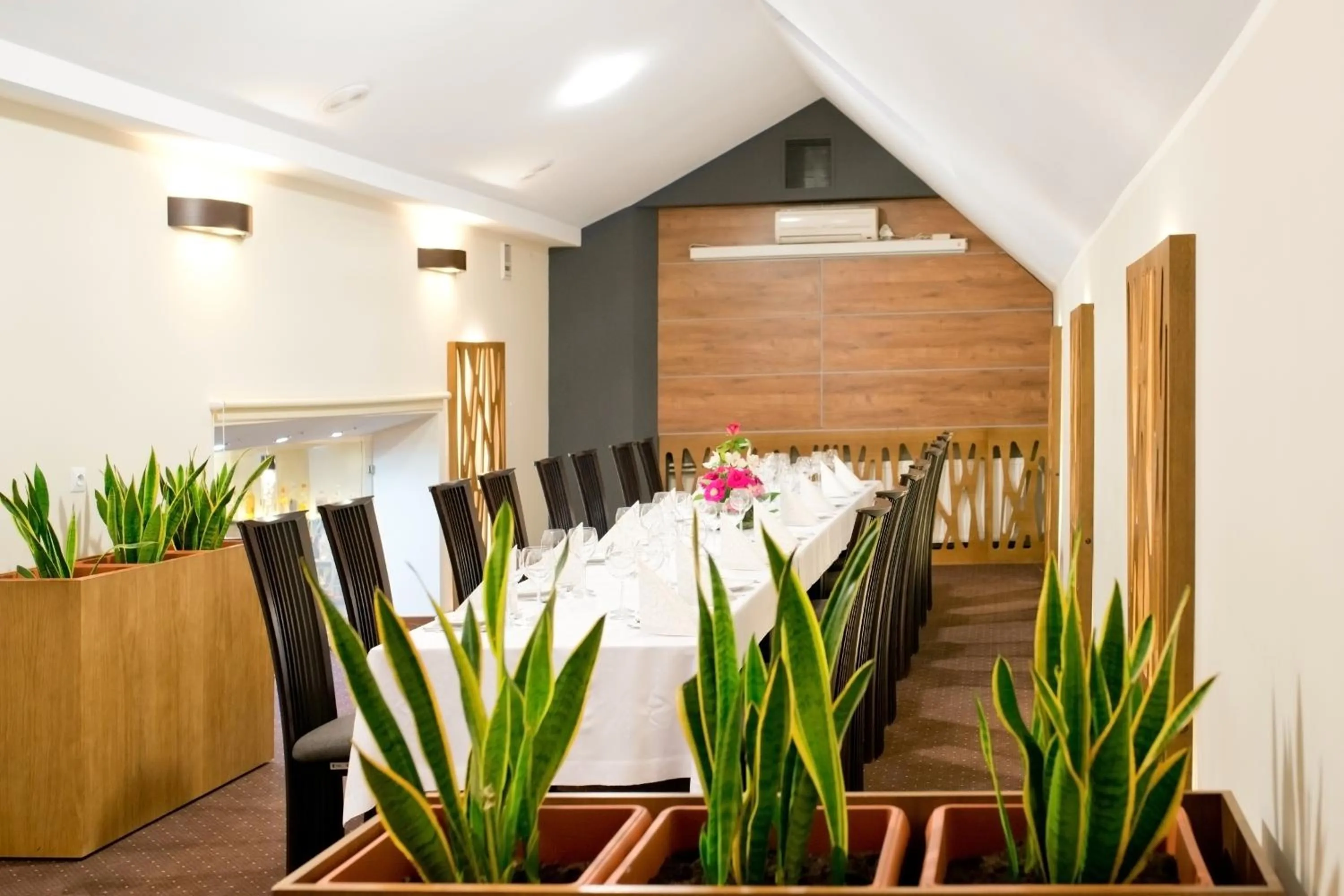 Restaurant/places to eat in Hotel Capitol