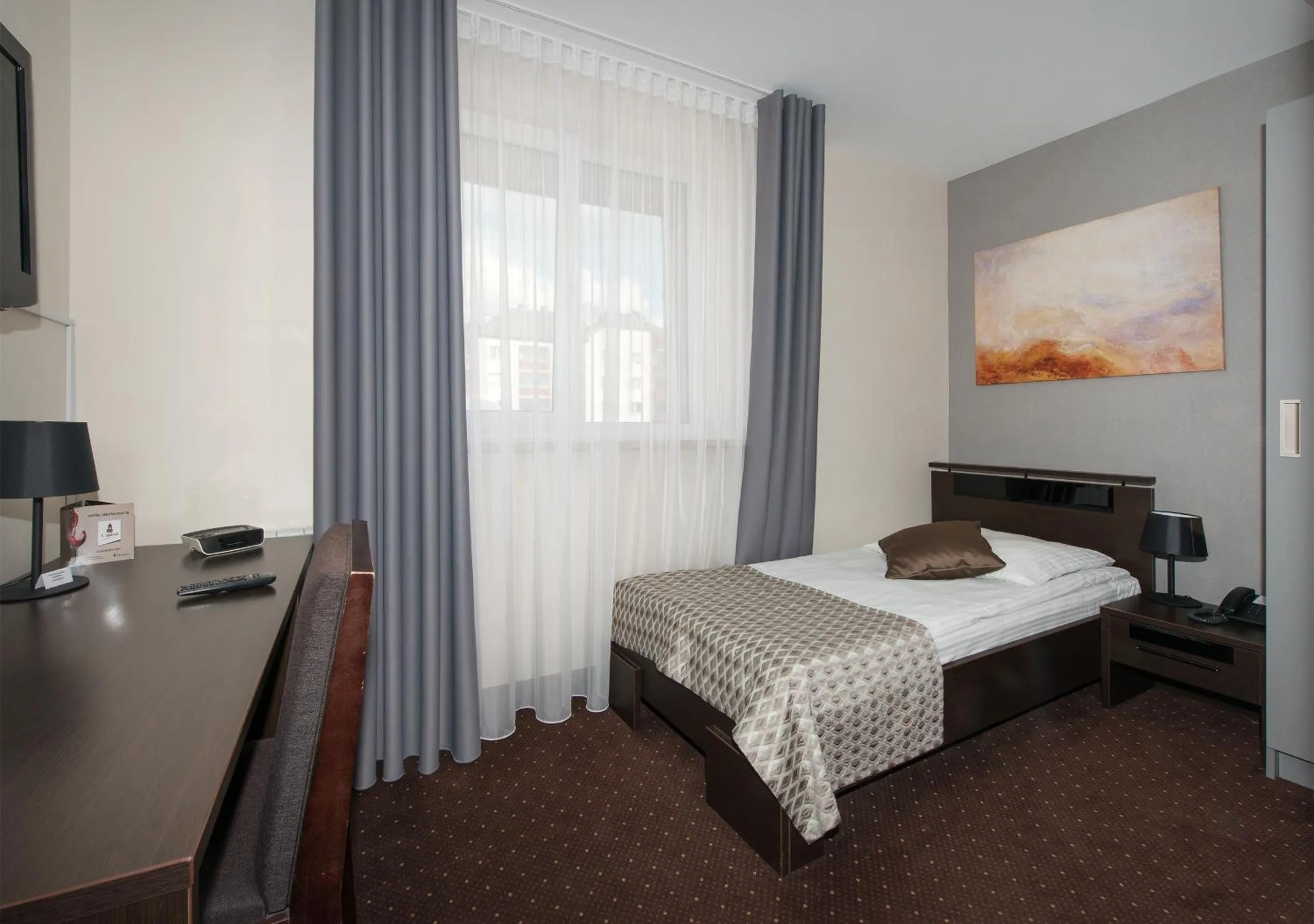 Photo of the whole room, Bed in Hotel Capitol